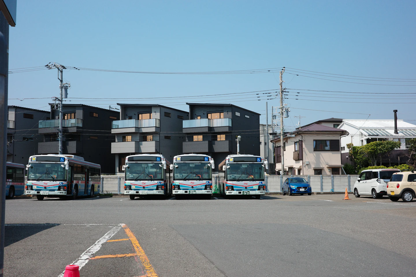 Ônibus estacionados em pátio urbano