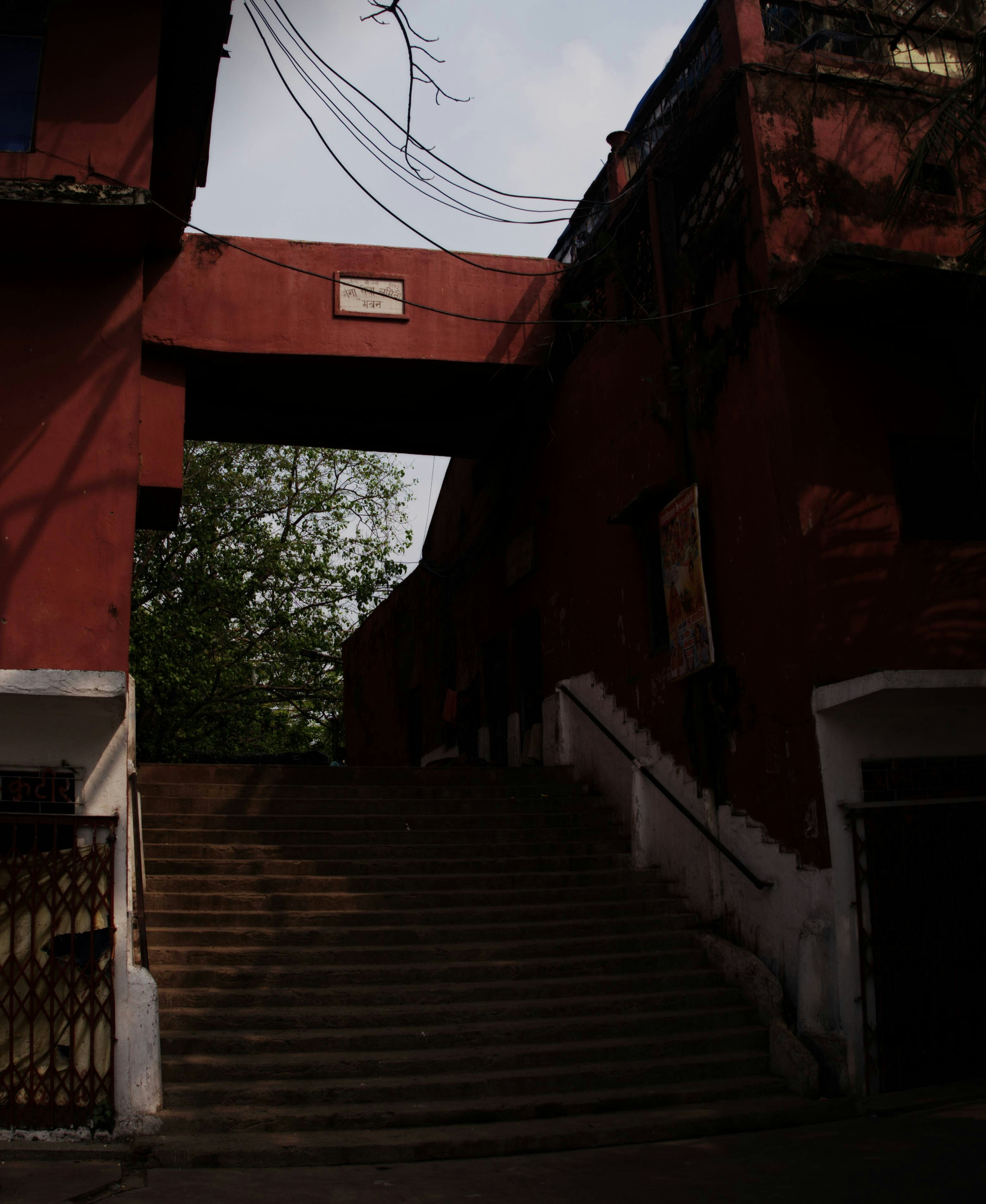 빨간 건물, 위로 이어지는 계단이 있습니다