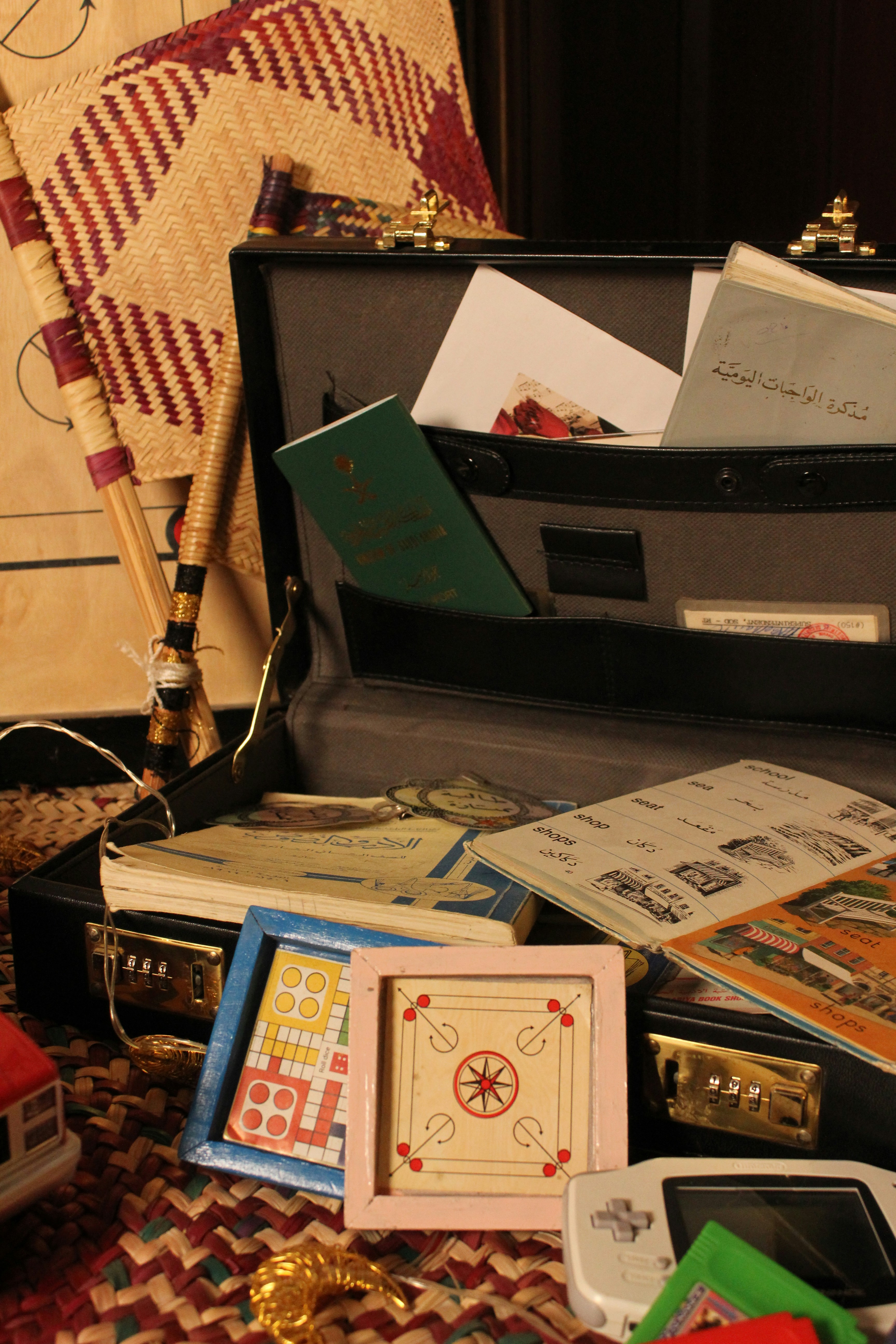 Abrir el maletín con pasaporte, papeles y juegos.