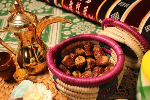 تمر عربي وقهوة