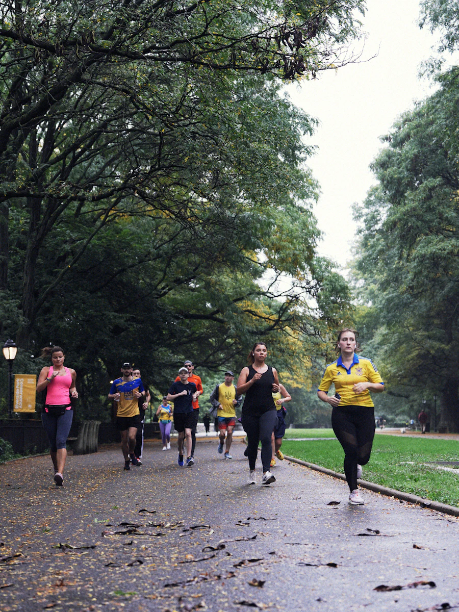 Groupe de coureurs dans un parc