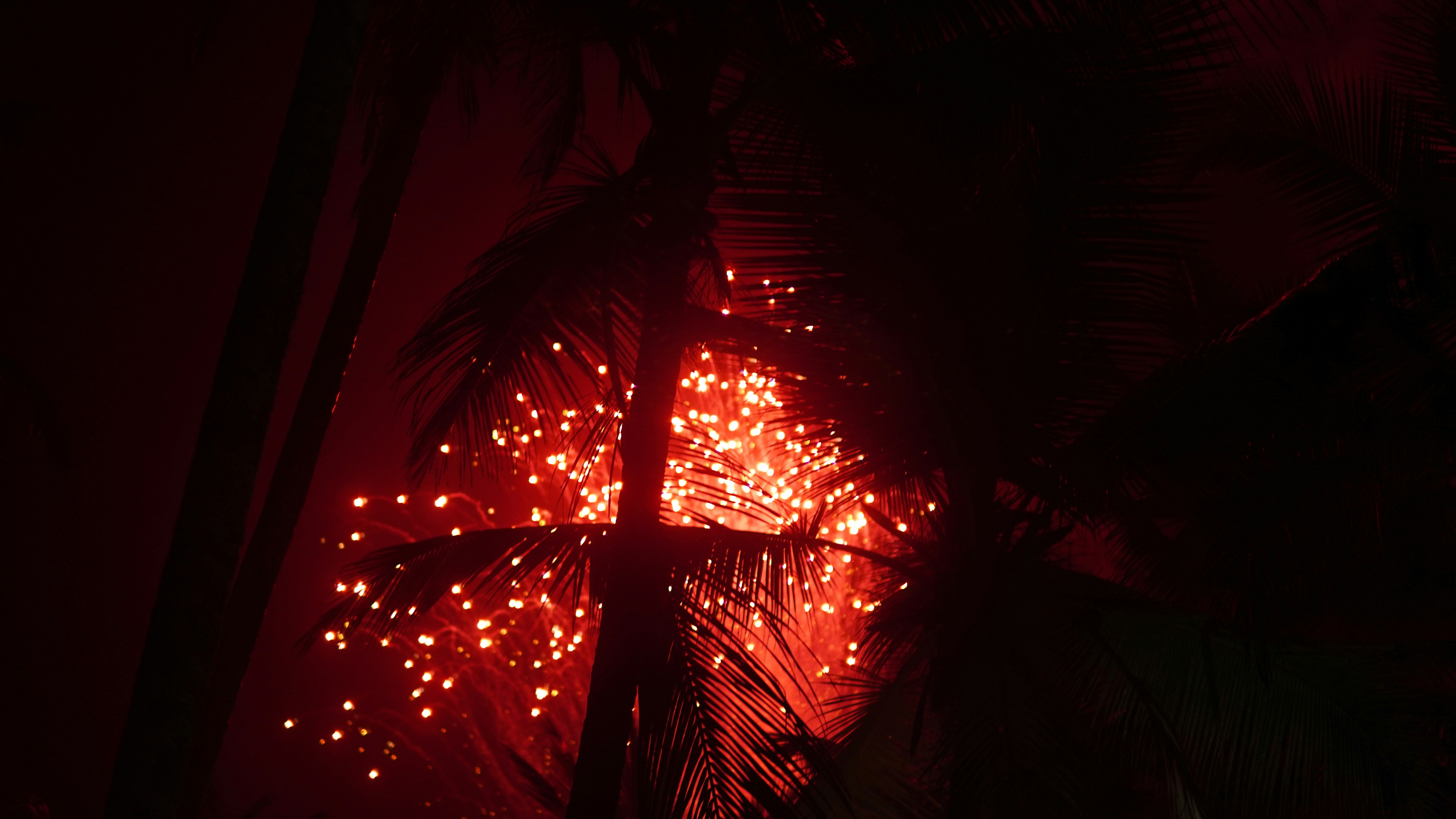 Rote Lichter erhellen einen dunklen, abstrakten Hintergrund.