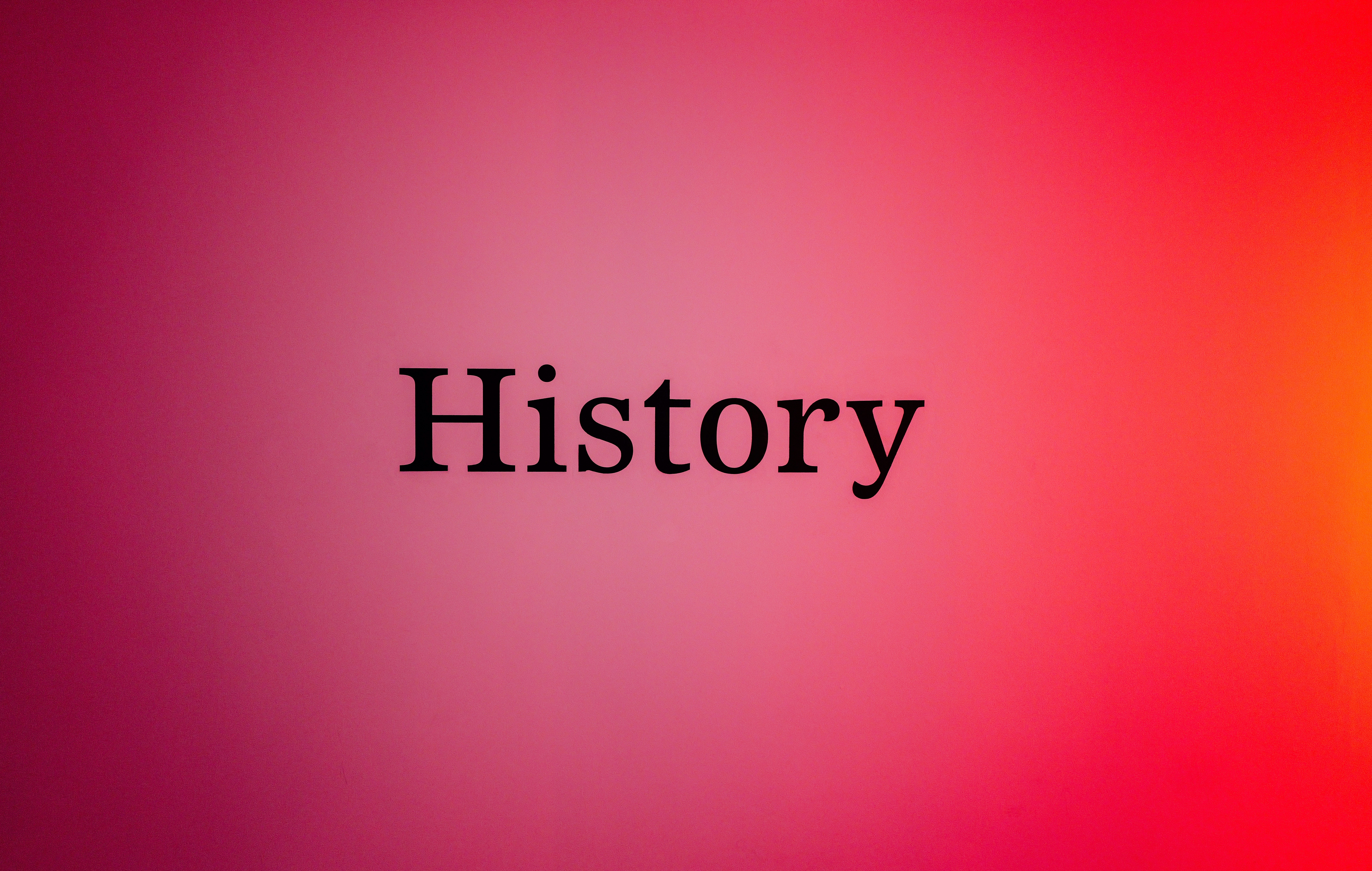 Mosolygós emberek csoportja, akik támogatást kapnak.