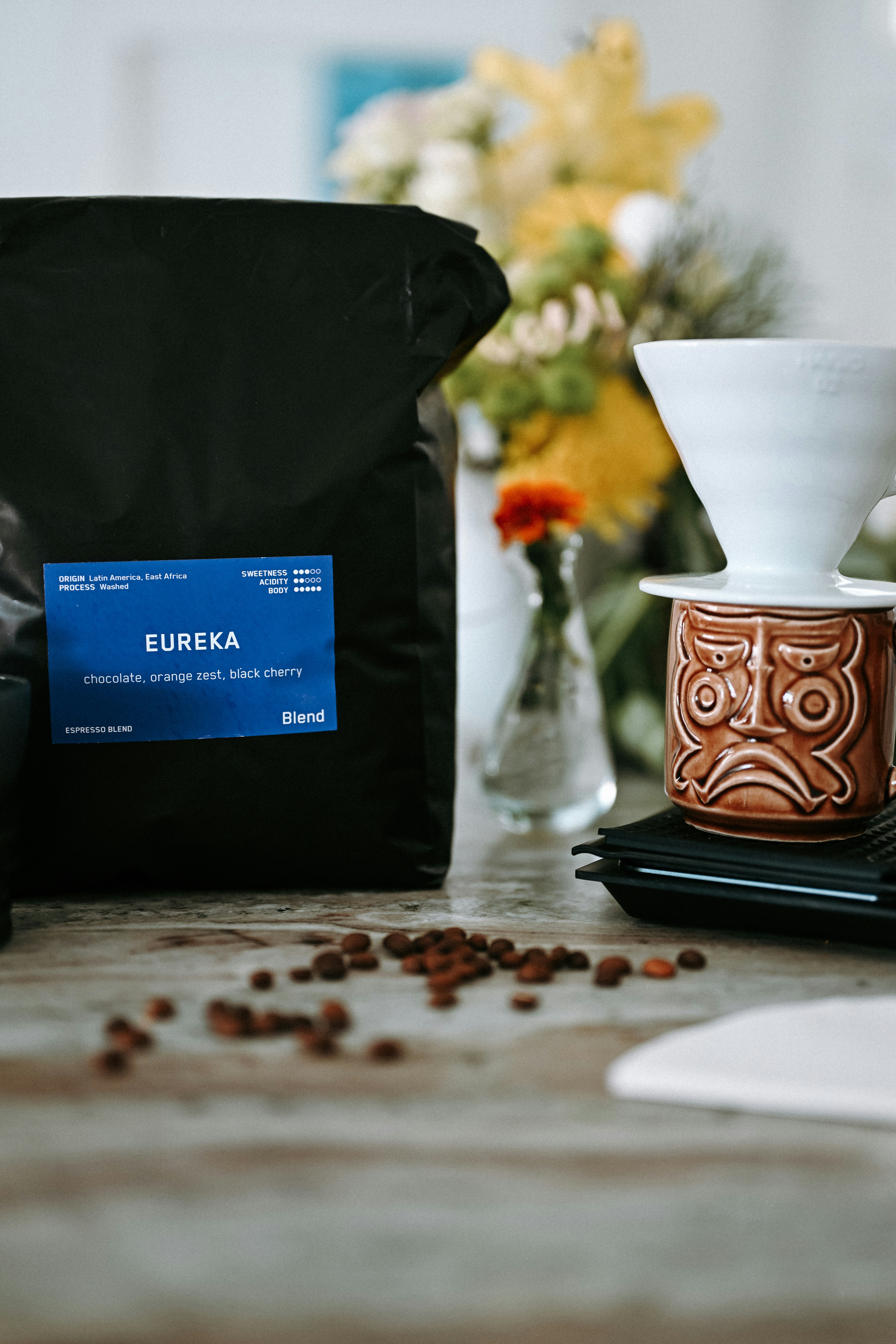 Bolsa de granos de café Eureka con equipo de preparación.