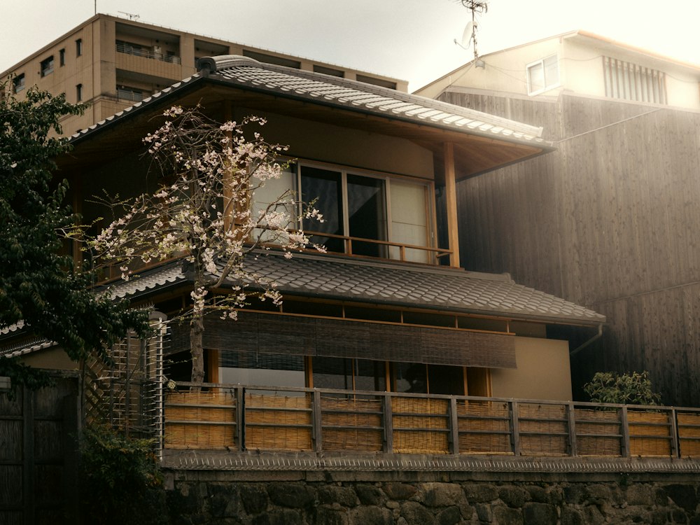 庭木のある日本家屋の外観、実家のイメージ