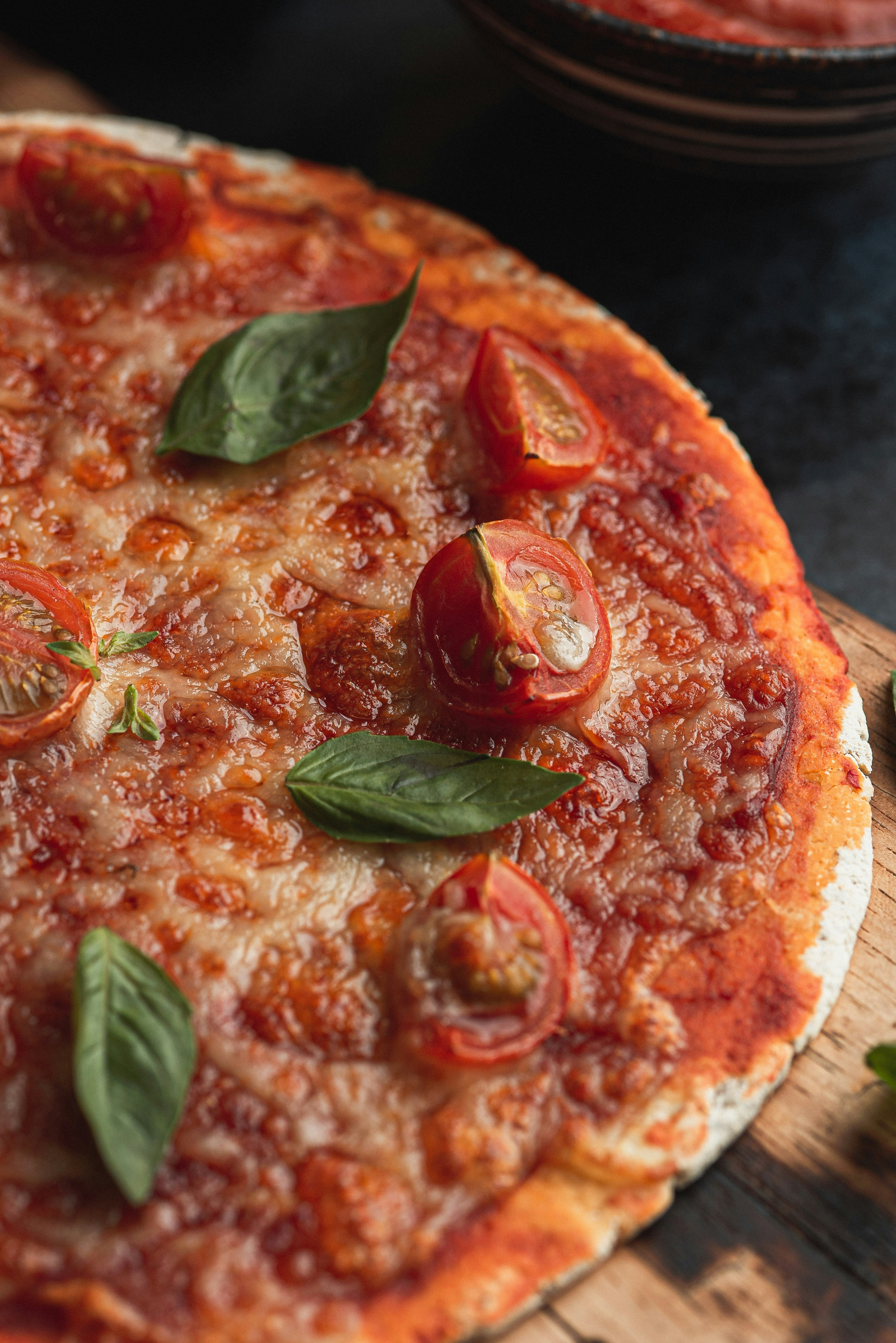 Un primo piano di una deliziosa pizza margherita con basilico fresco.