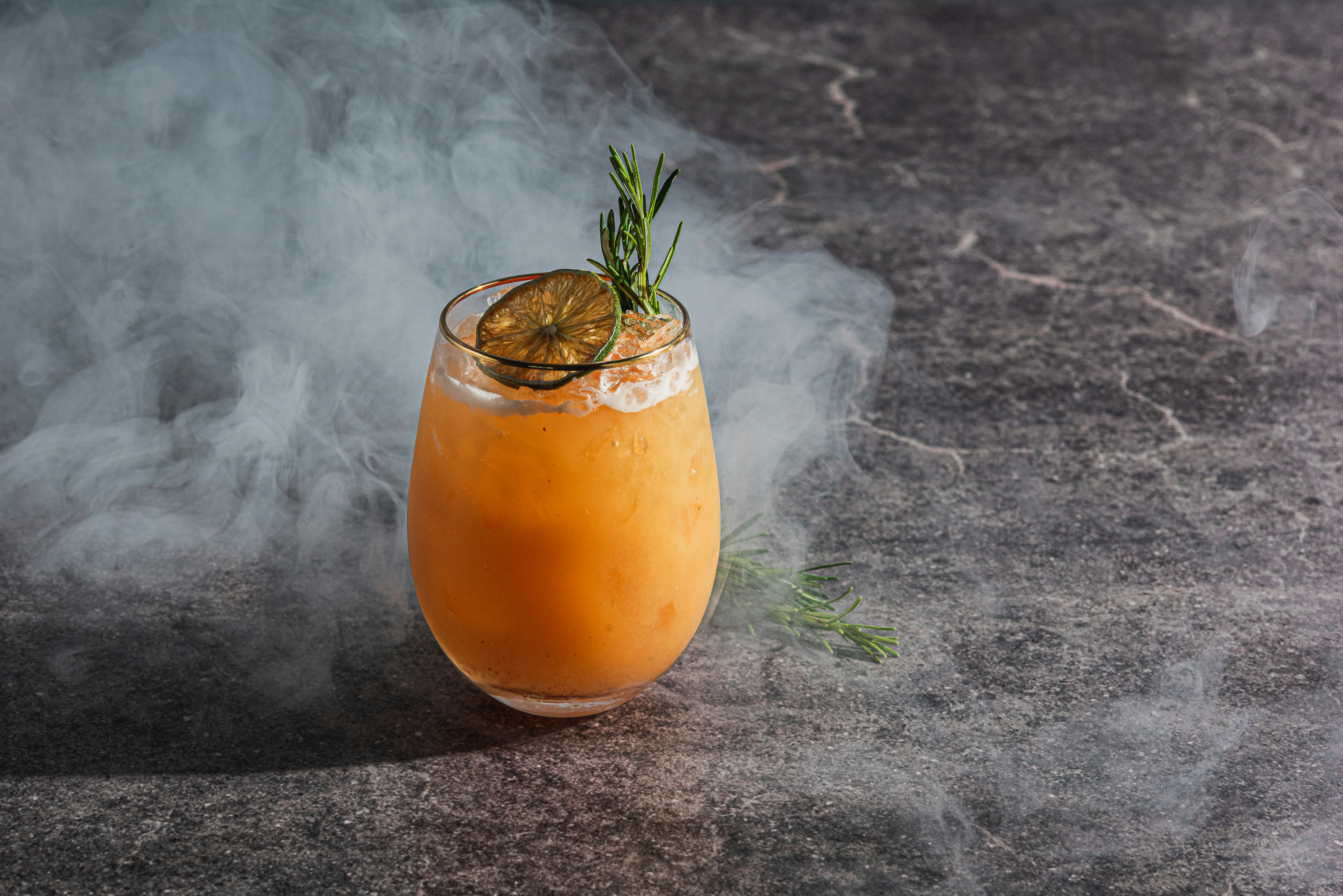 Cocktail all'arancia con rosmarino e lime secco