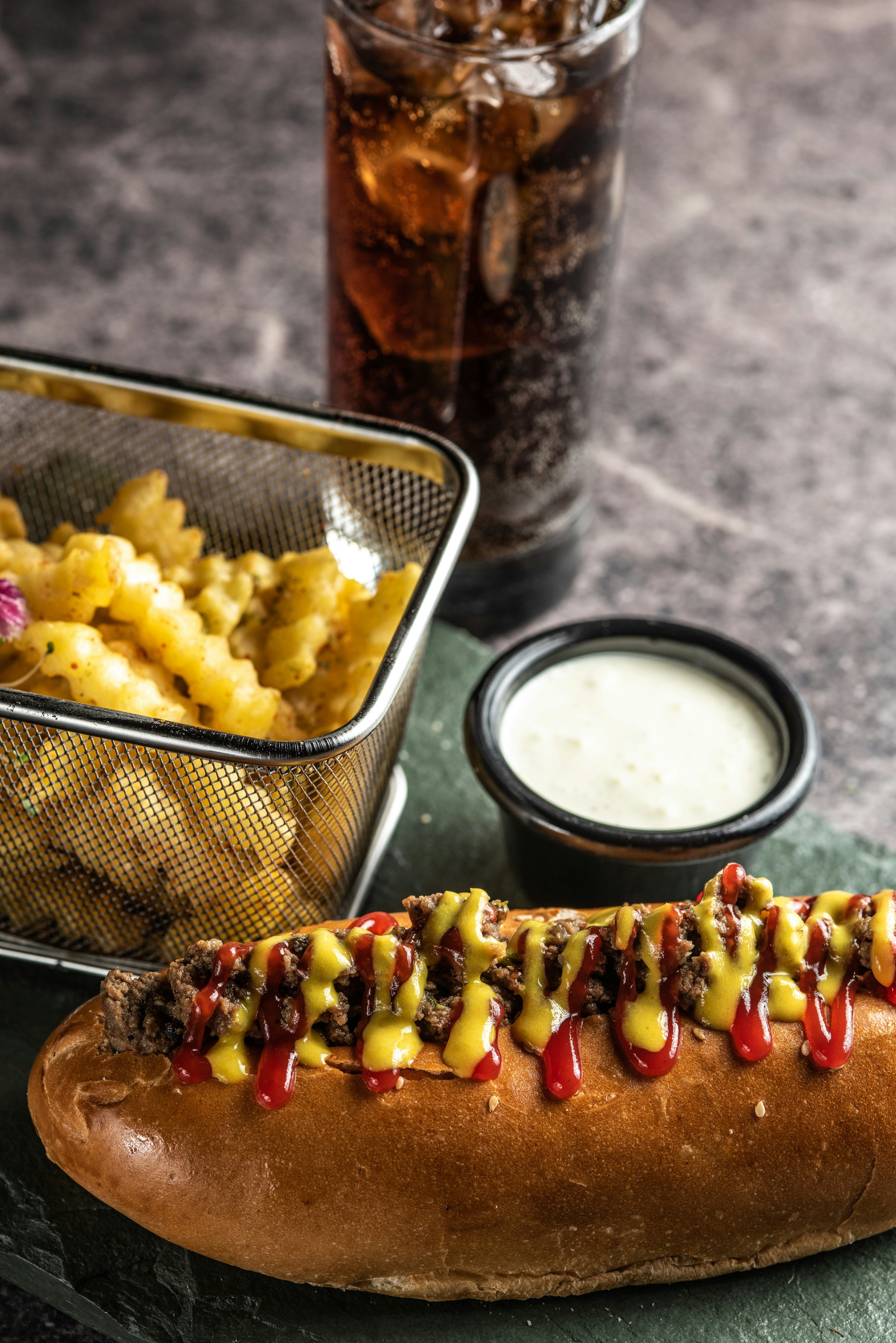 Hot dog con patatine fritte e una bevanda