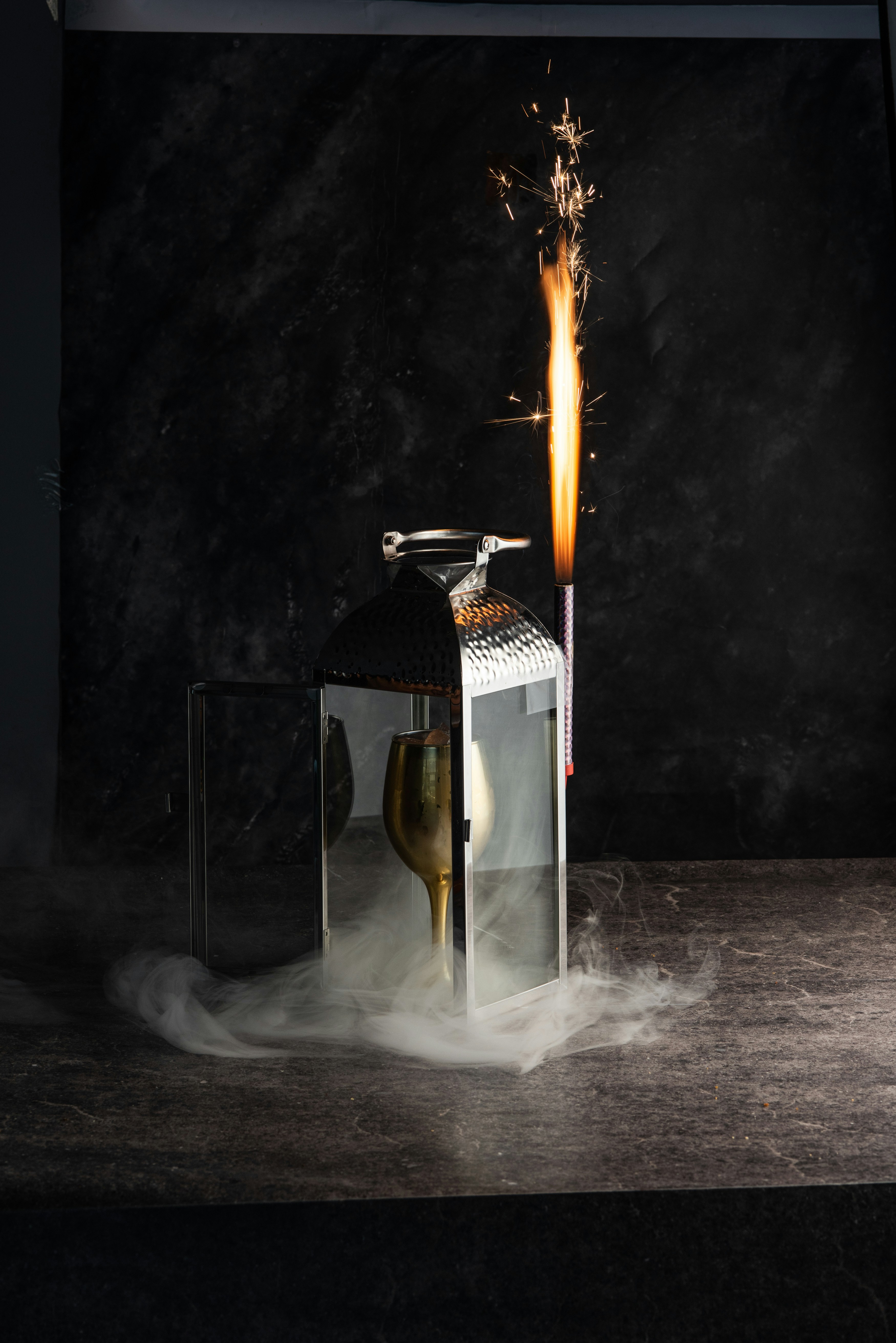 Una lanterna con una scintilla e fumo