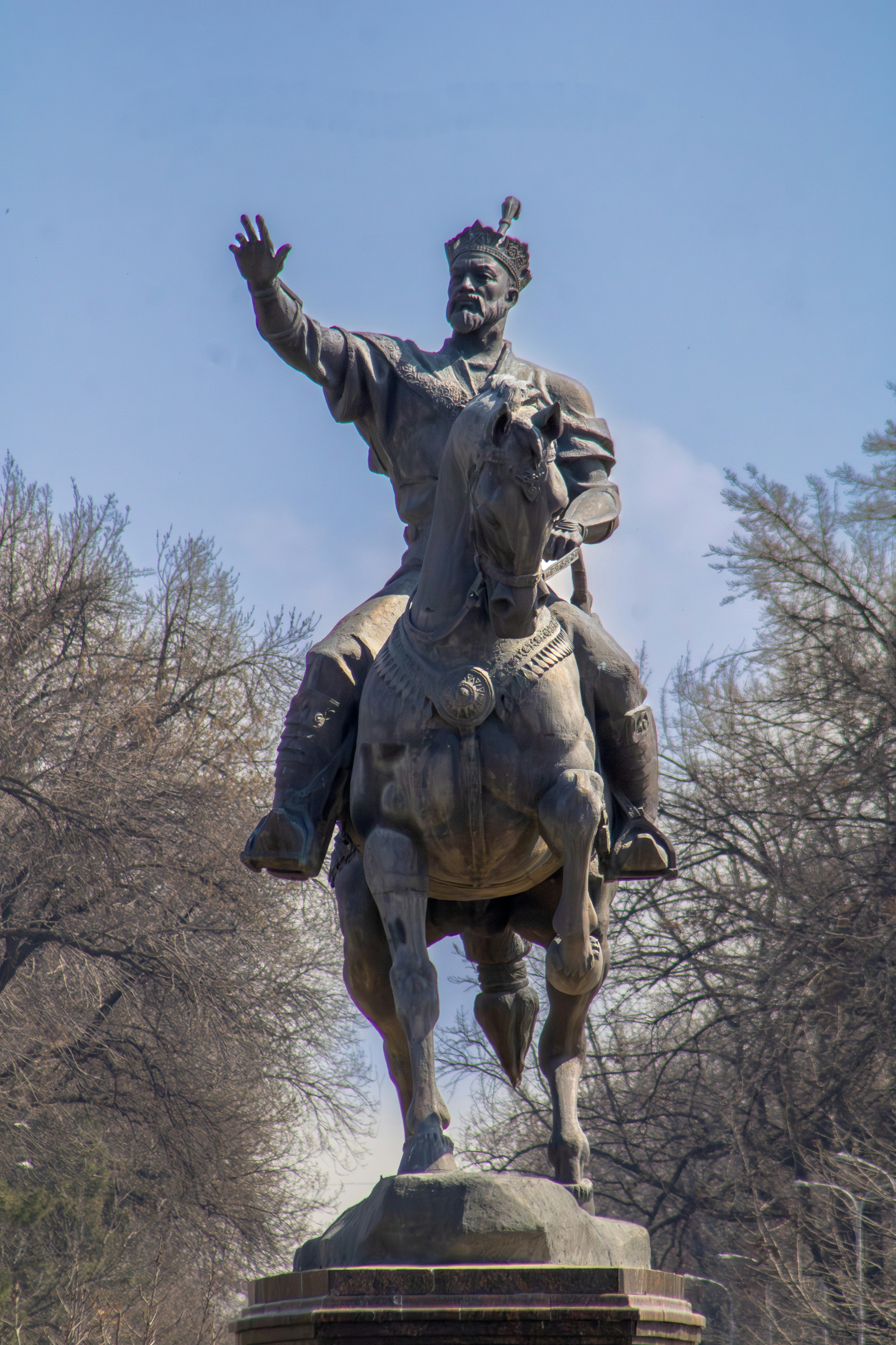 Statue équestre en bronze d’un roi agitant la main