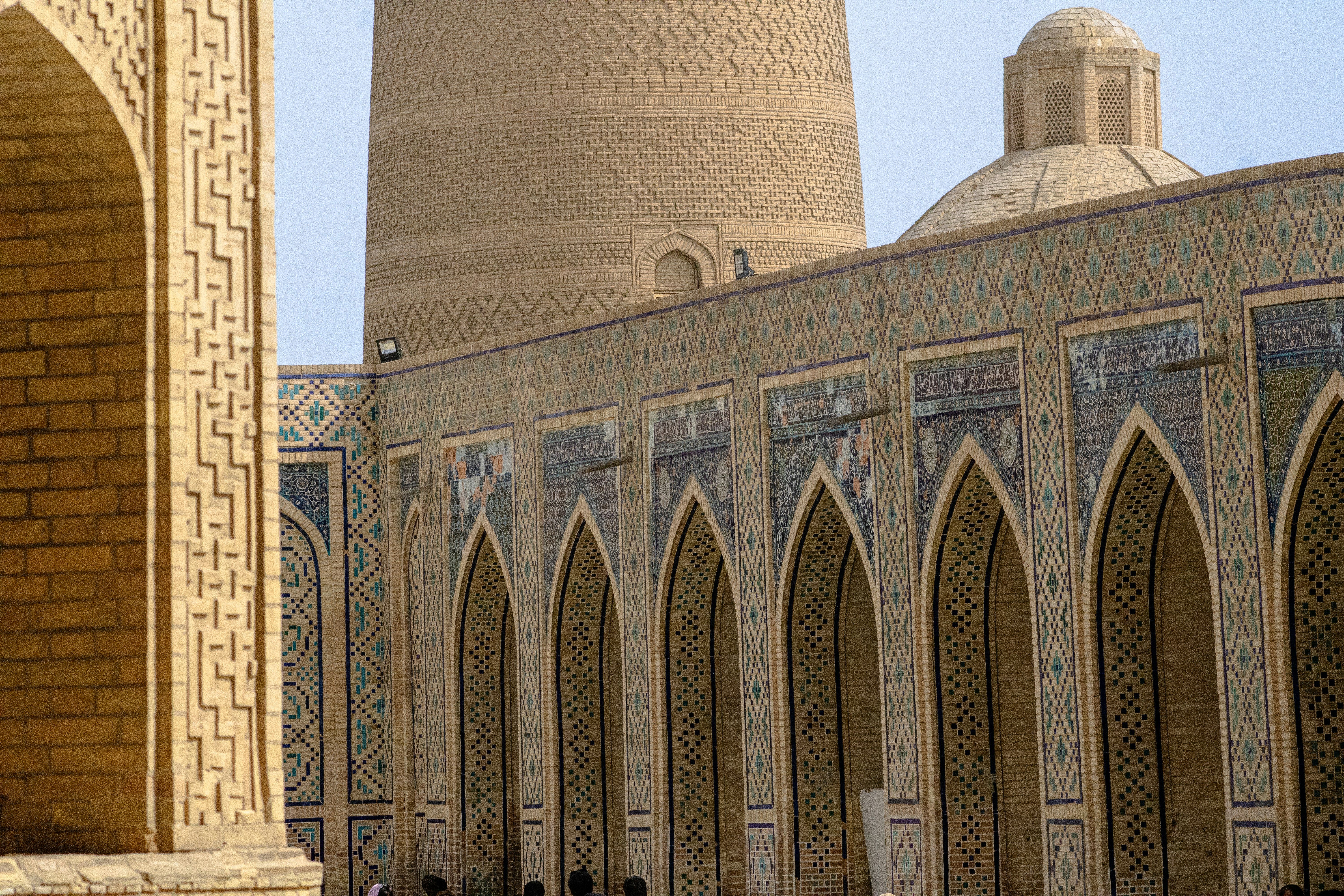 Colonnade voûtée d’une mosquée avec des carreaux complexes