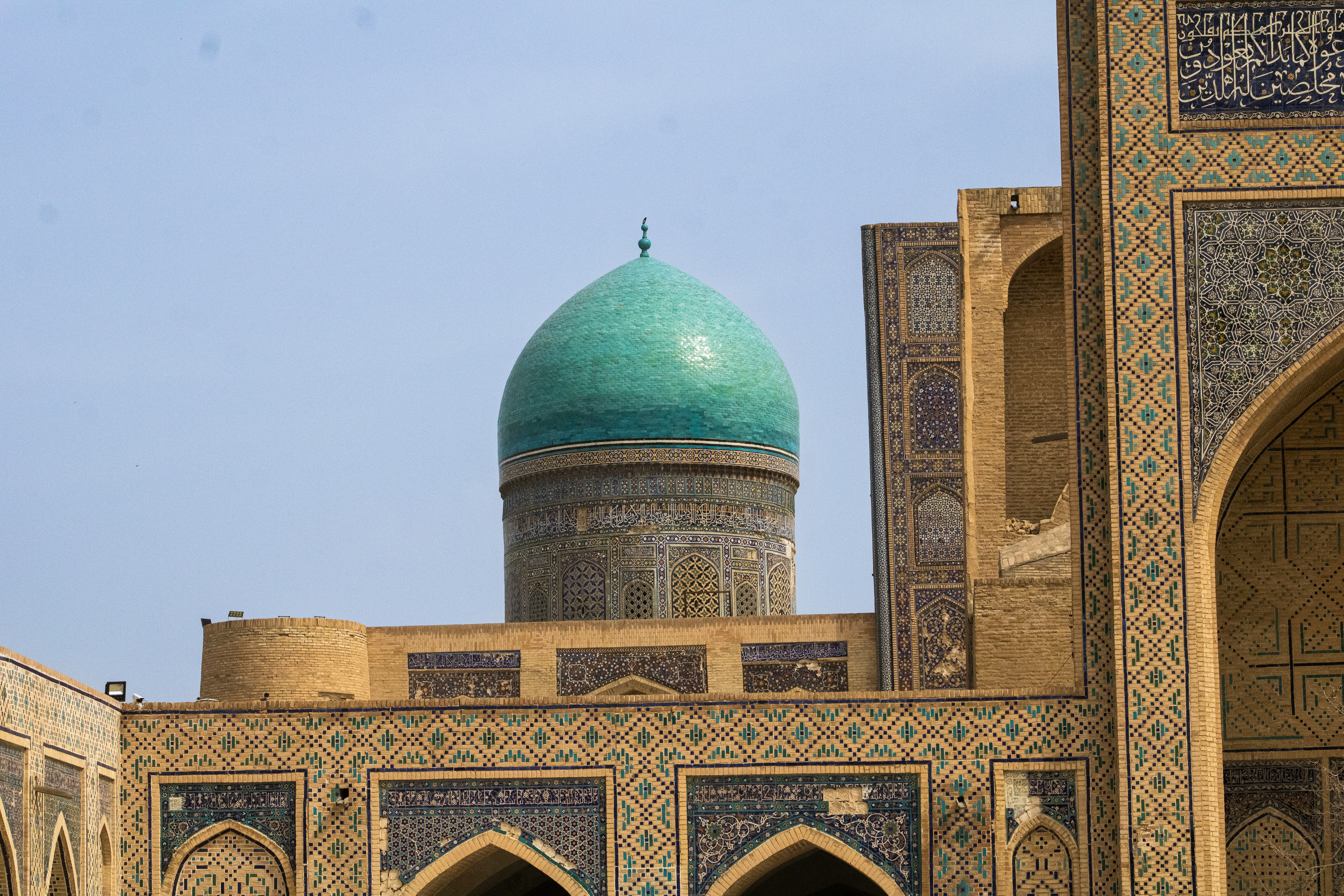 Un dôme turquoise au sommet d’un ancien bâtiment orné