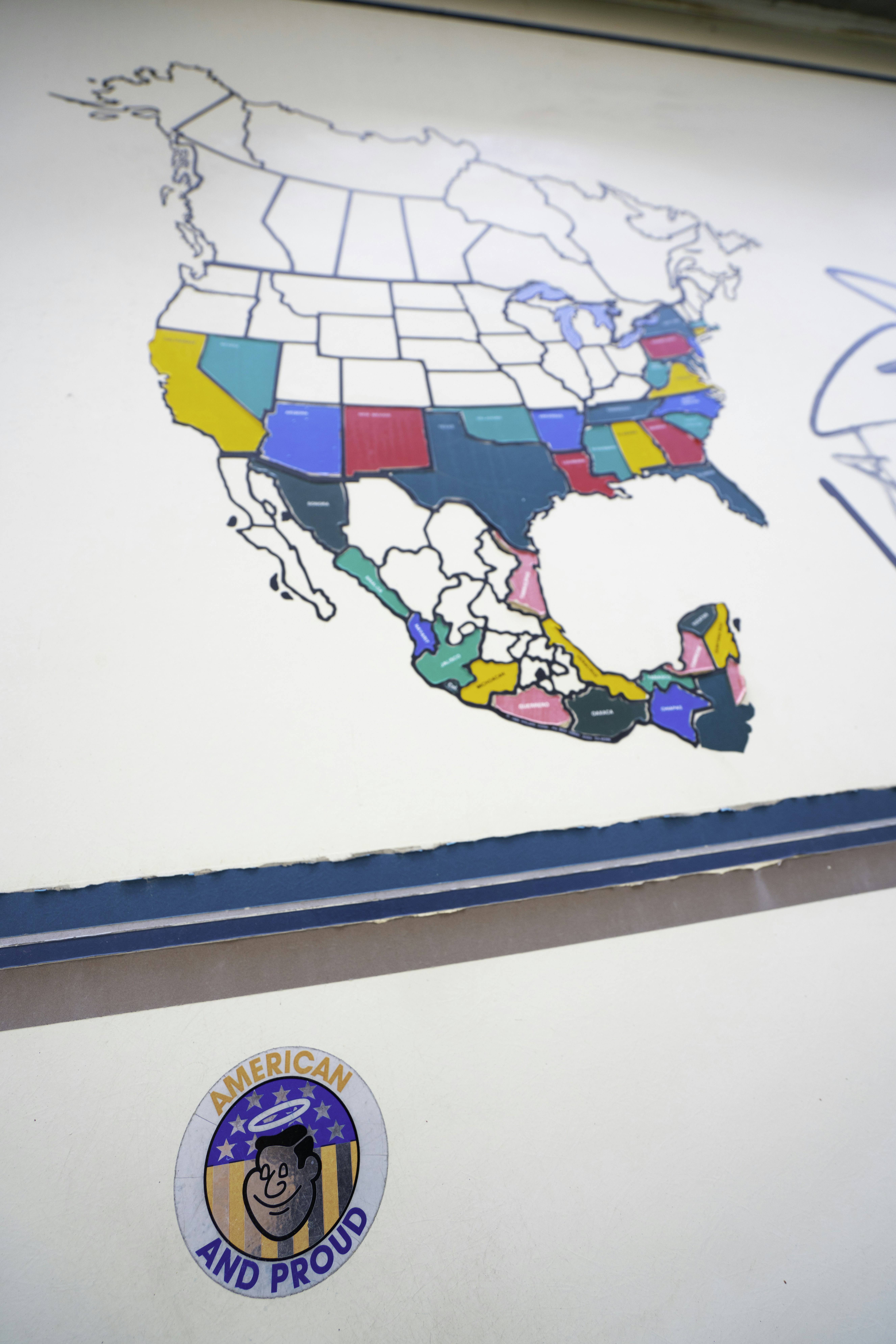 Mapa da América do Norte com estados coloridos e regiões distintas.