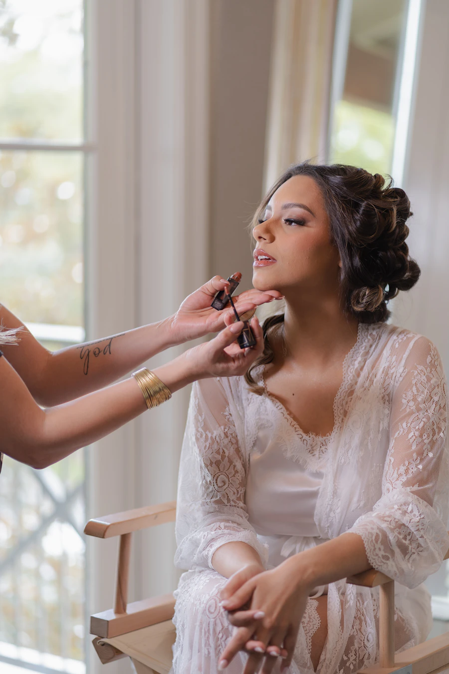 Maquilleuse appliquant du maquillage à une future mariée