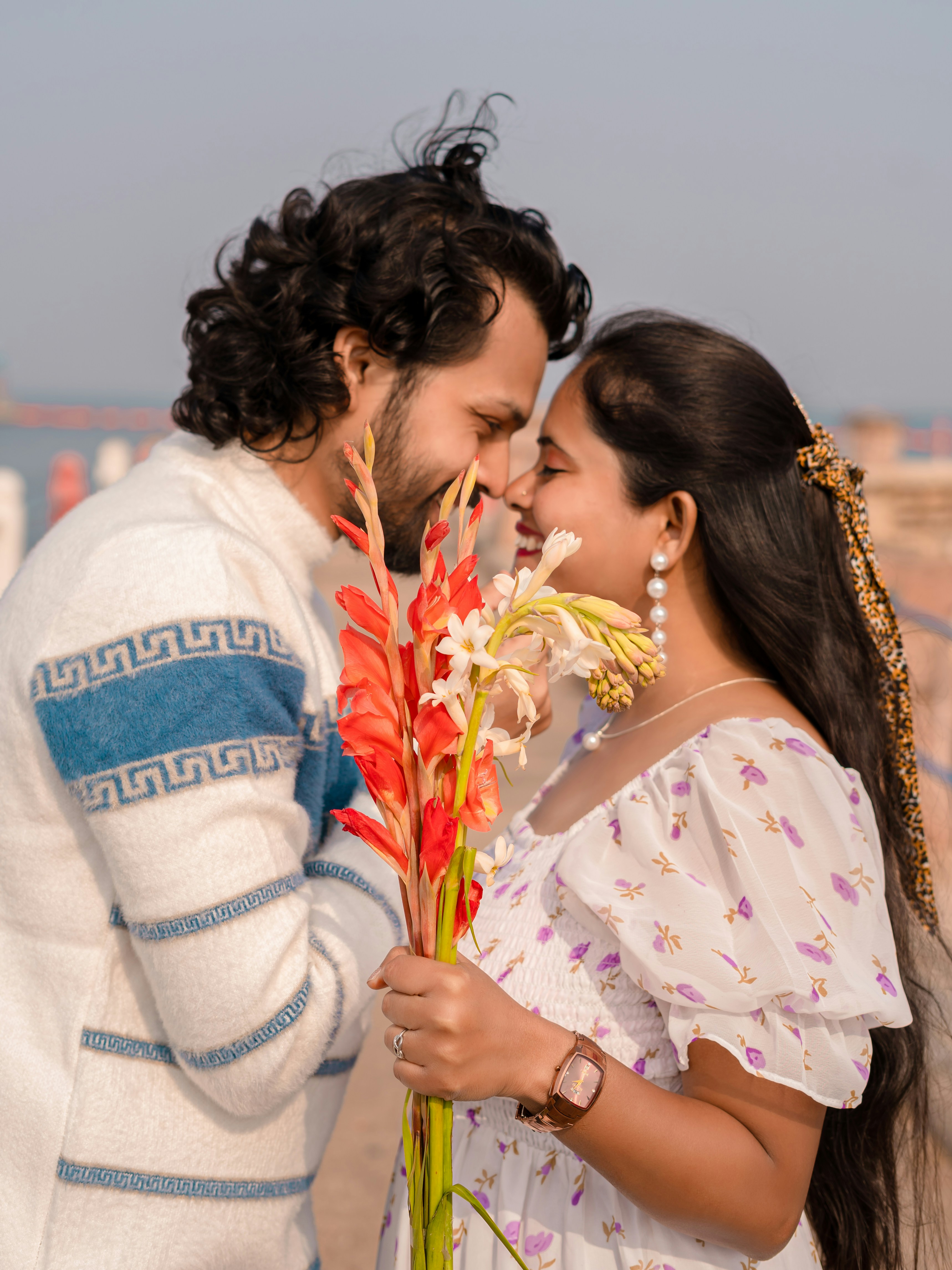 Paar hält Blumen und schaut sich gegenseitig an