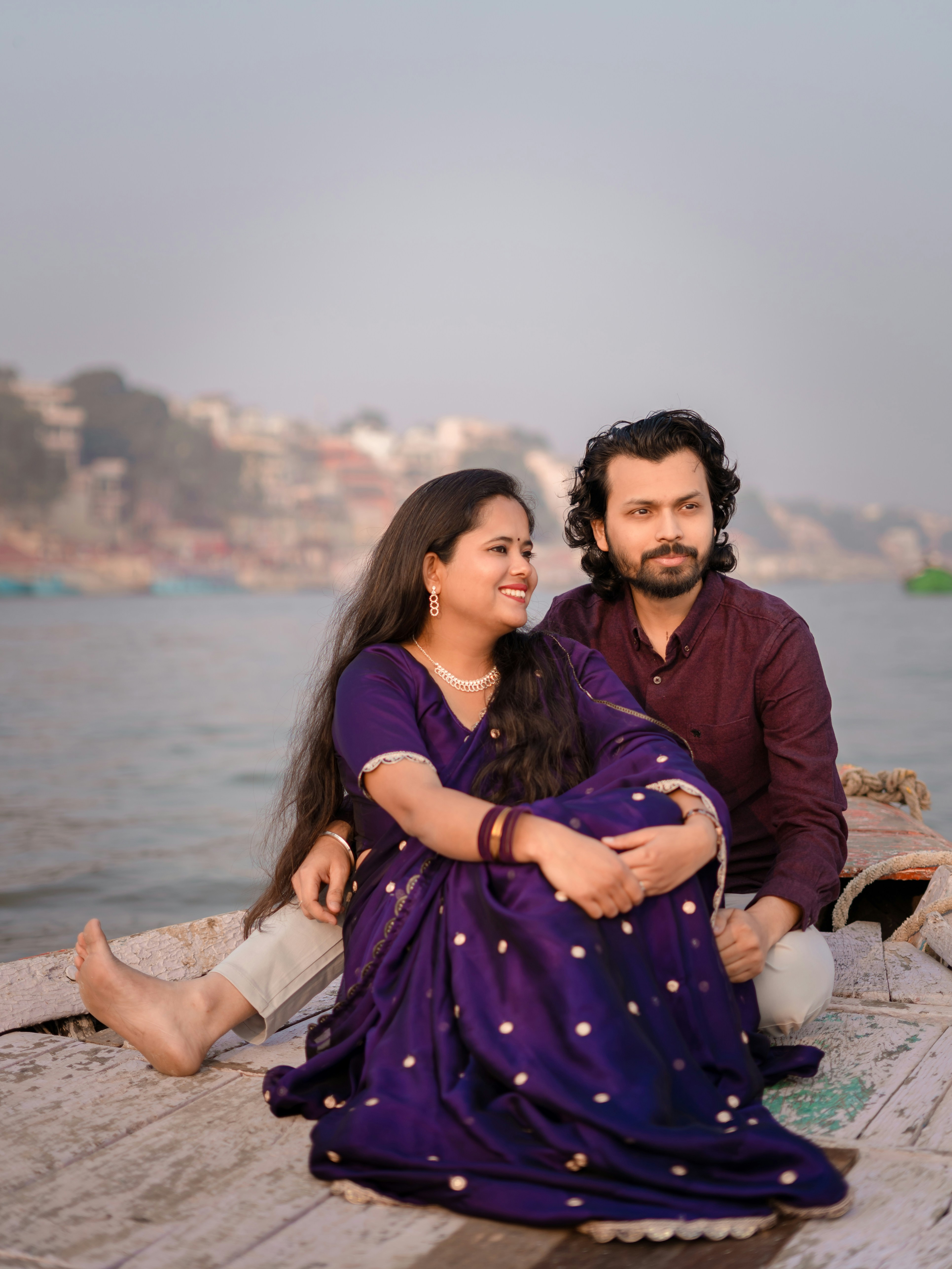 Ein Paar, das zusammen auf einem Boot sitzt