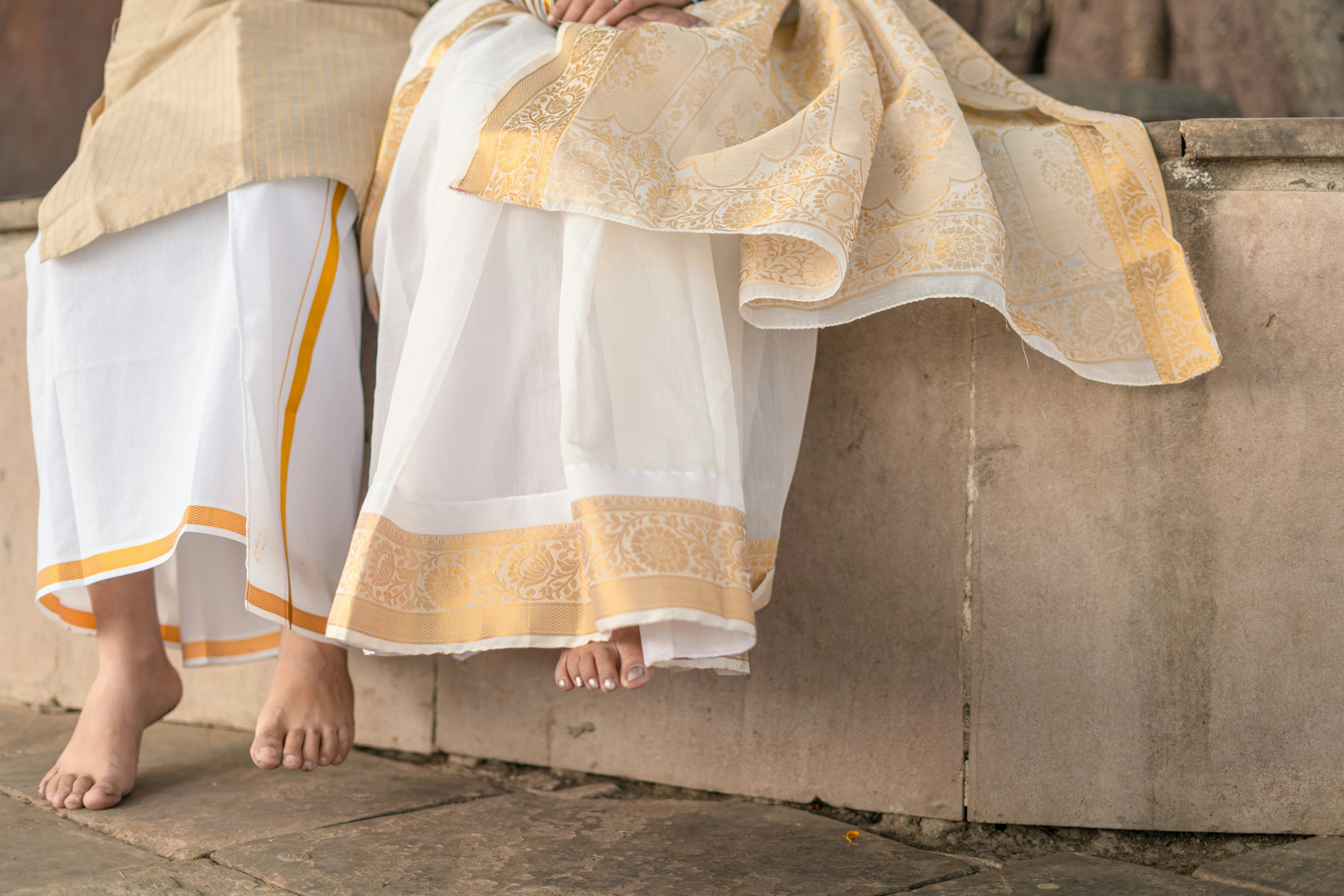 Ein Paar in traditioneller indischer Kleidung sitzt zusammen.