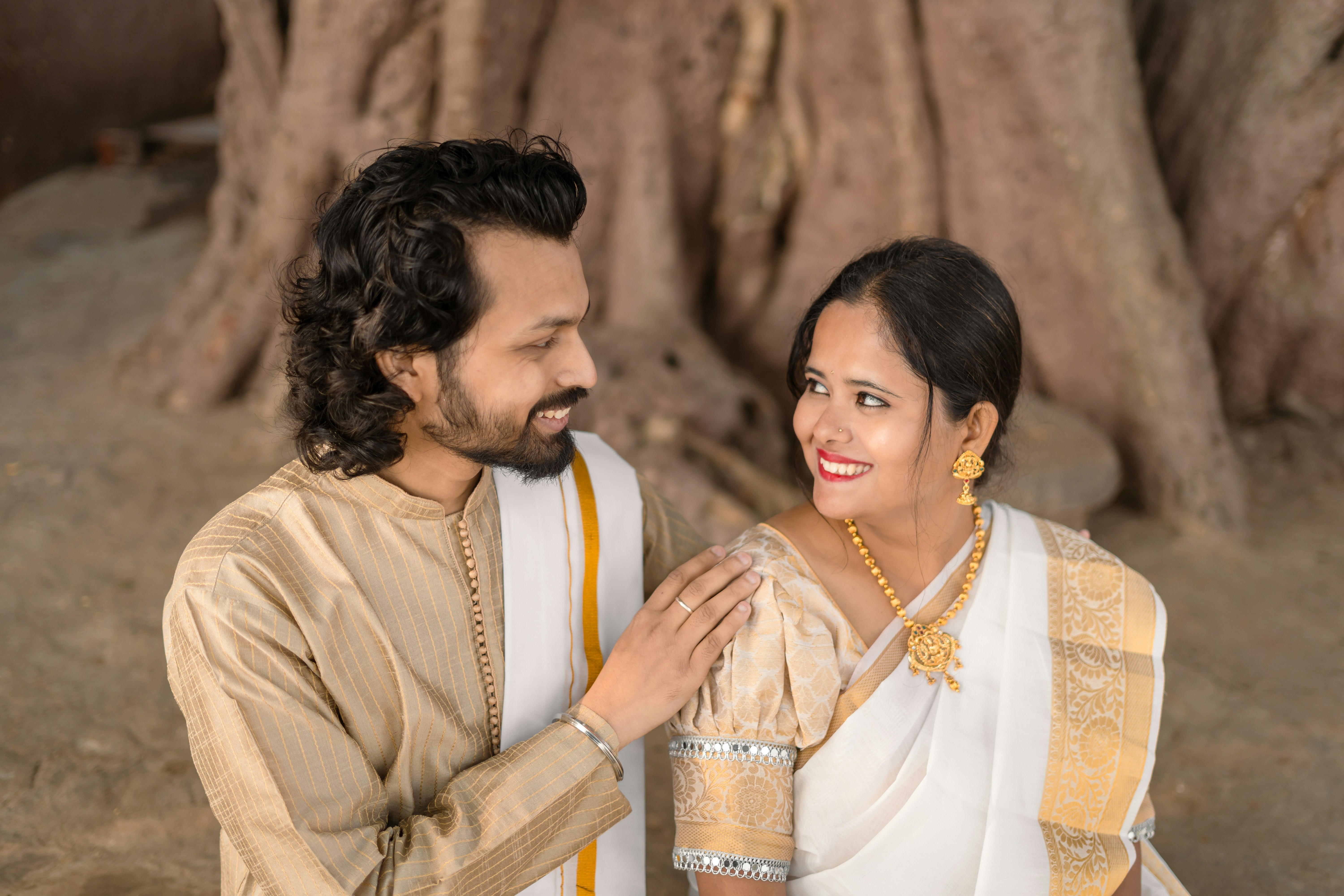 Ein lächelndes Paar in traditioneller indischer Kleidung