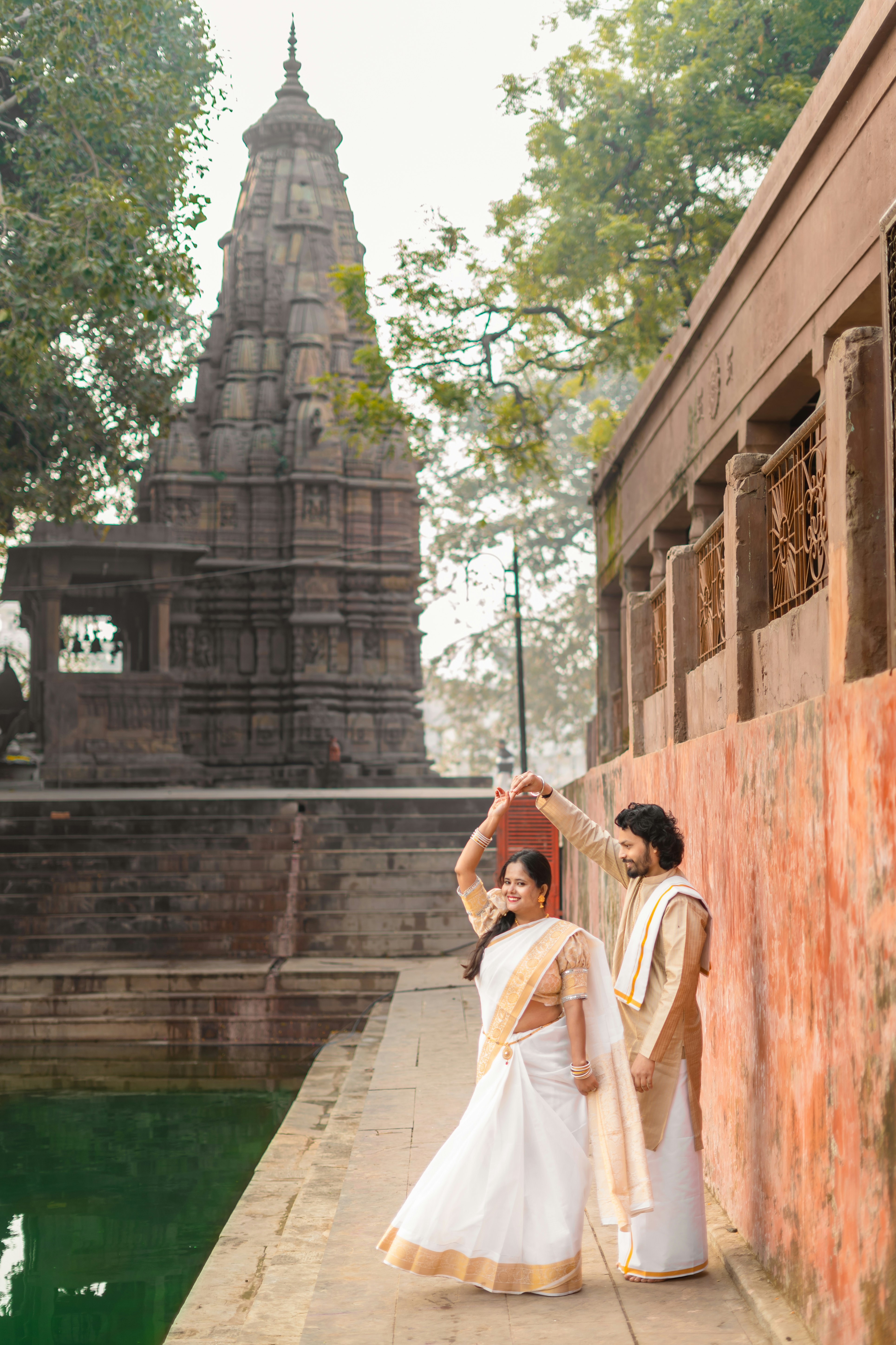 Paar tanzt in der Nähe eines alten Tempelgebäudes