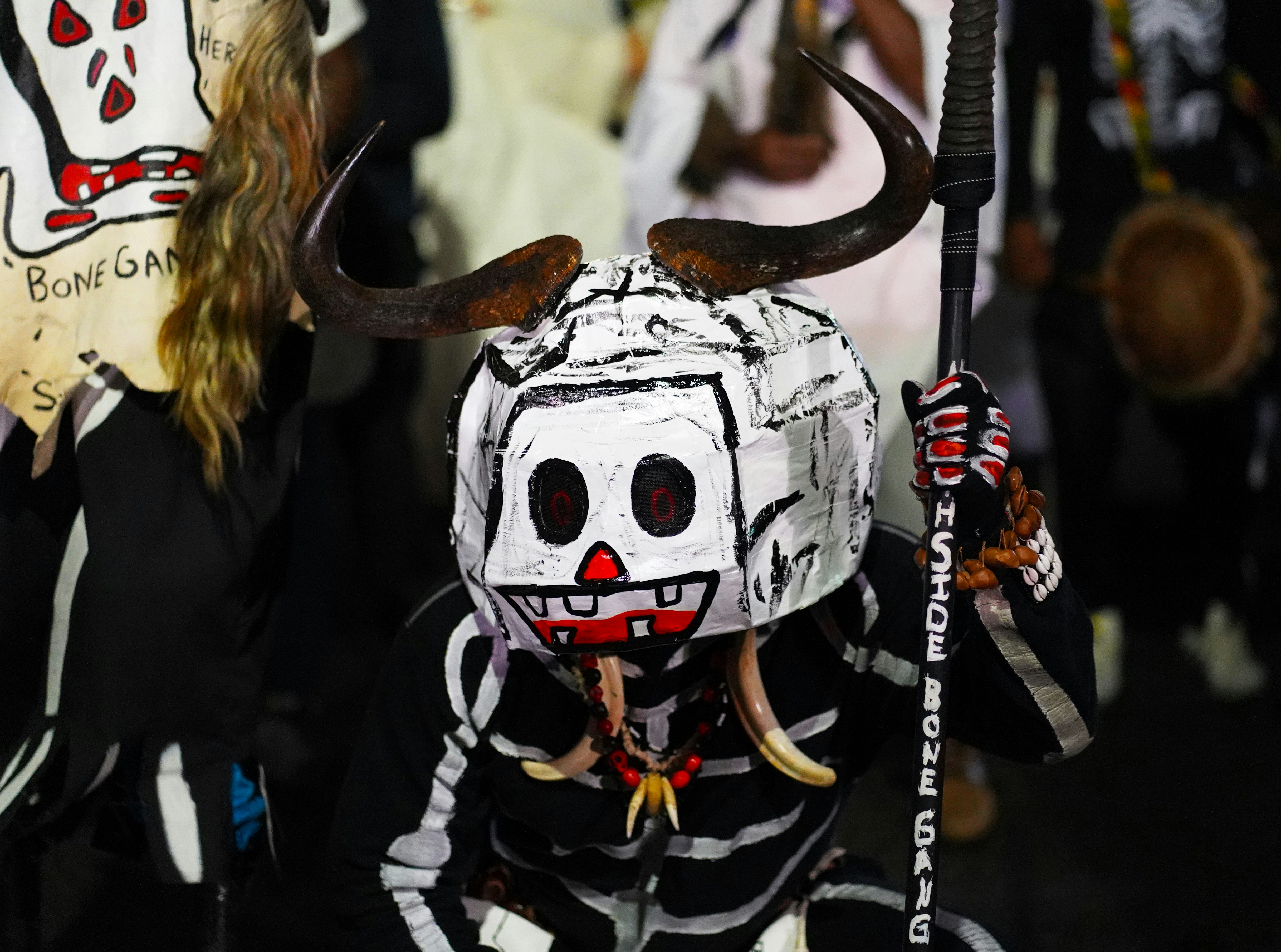 Persona con un disfraz de calavera con cuernos y dientes