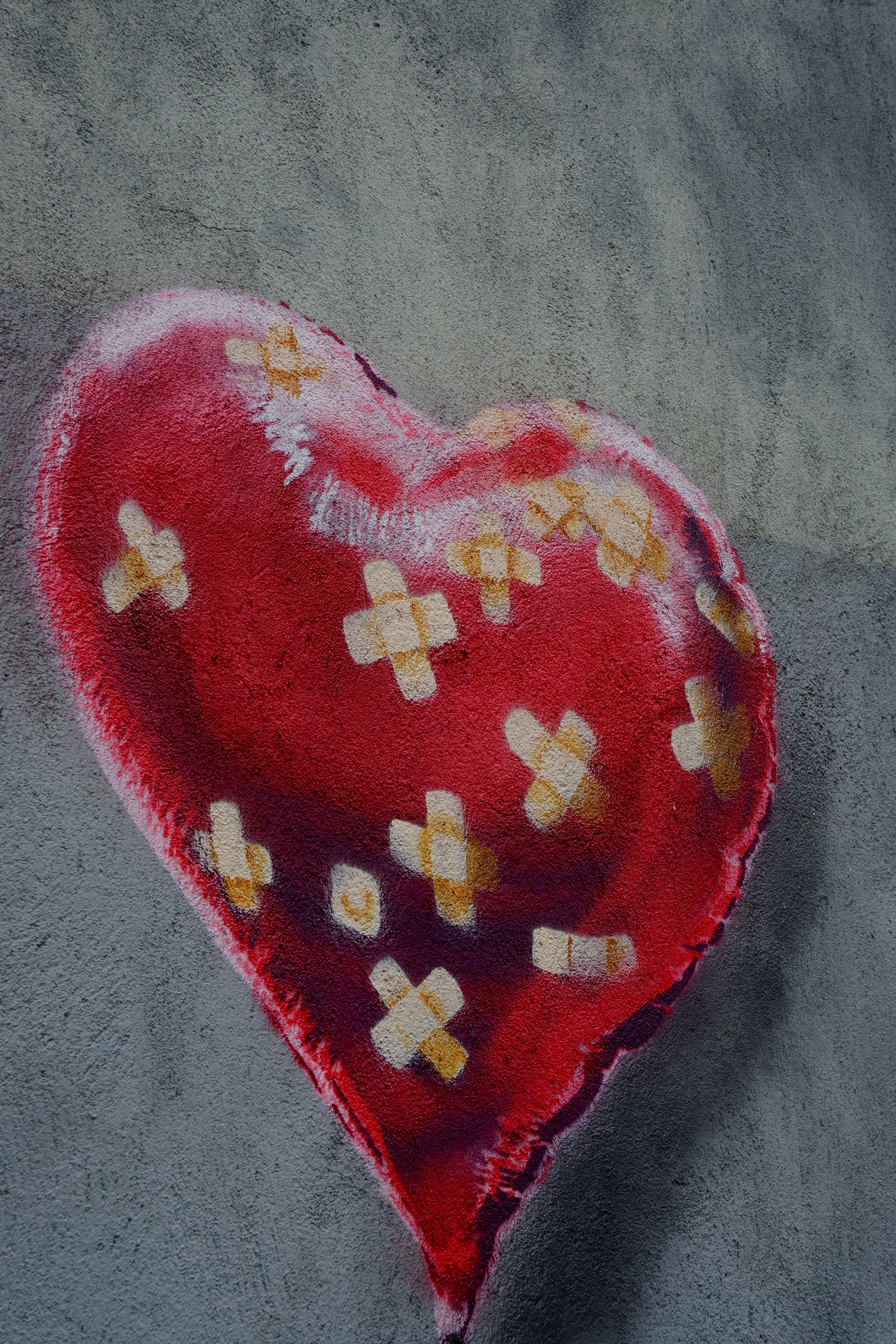 Un corazón rojo con muchas vendas