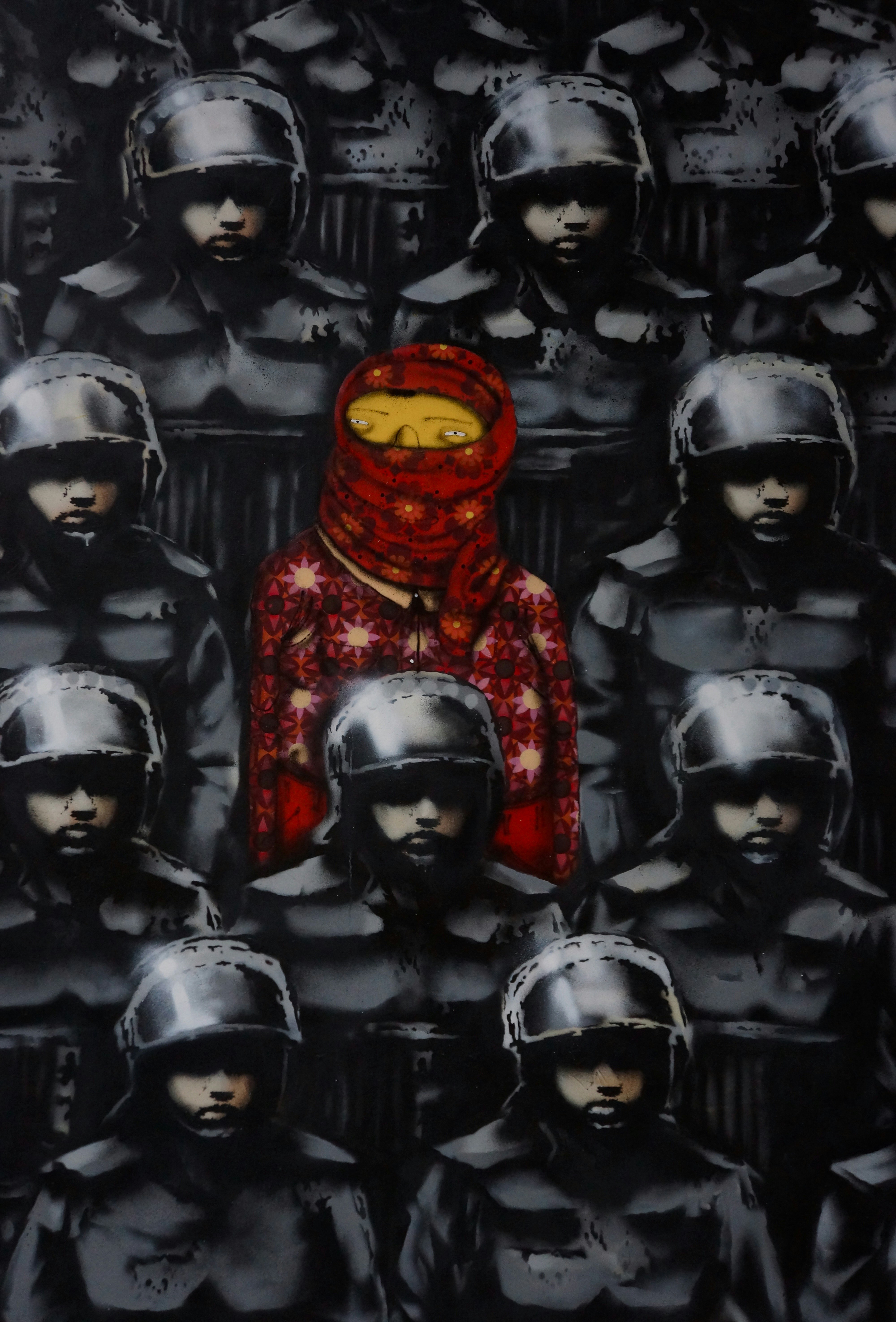 Una mujer vestida de rojo destaca entre figuras uniformadas.
