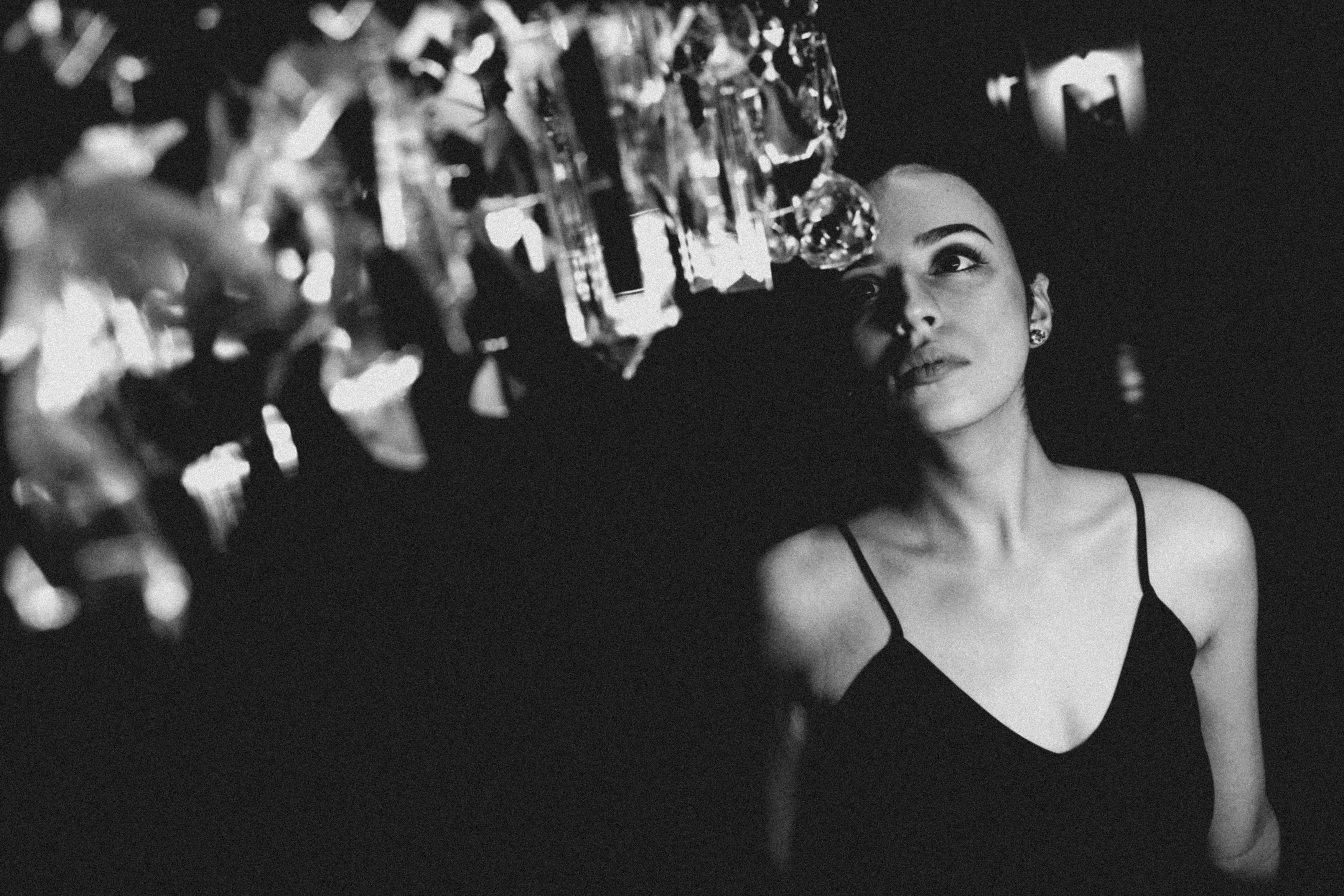 Eine Frau blickt zu abstrakten Lichtmustern hinauf