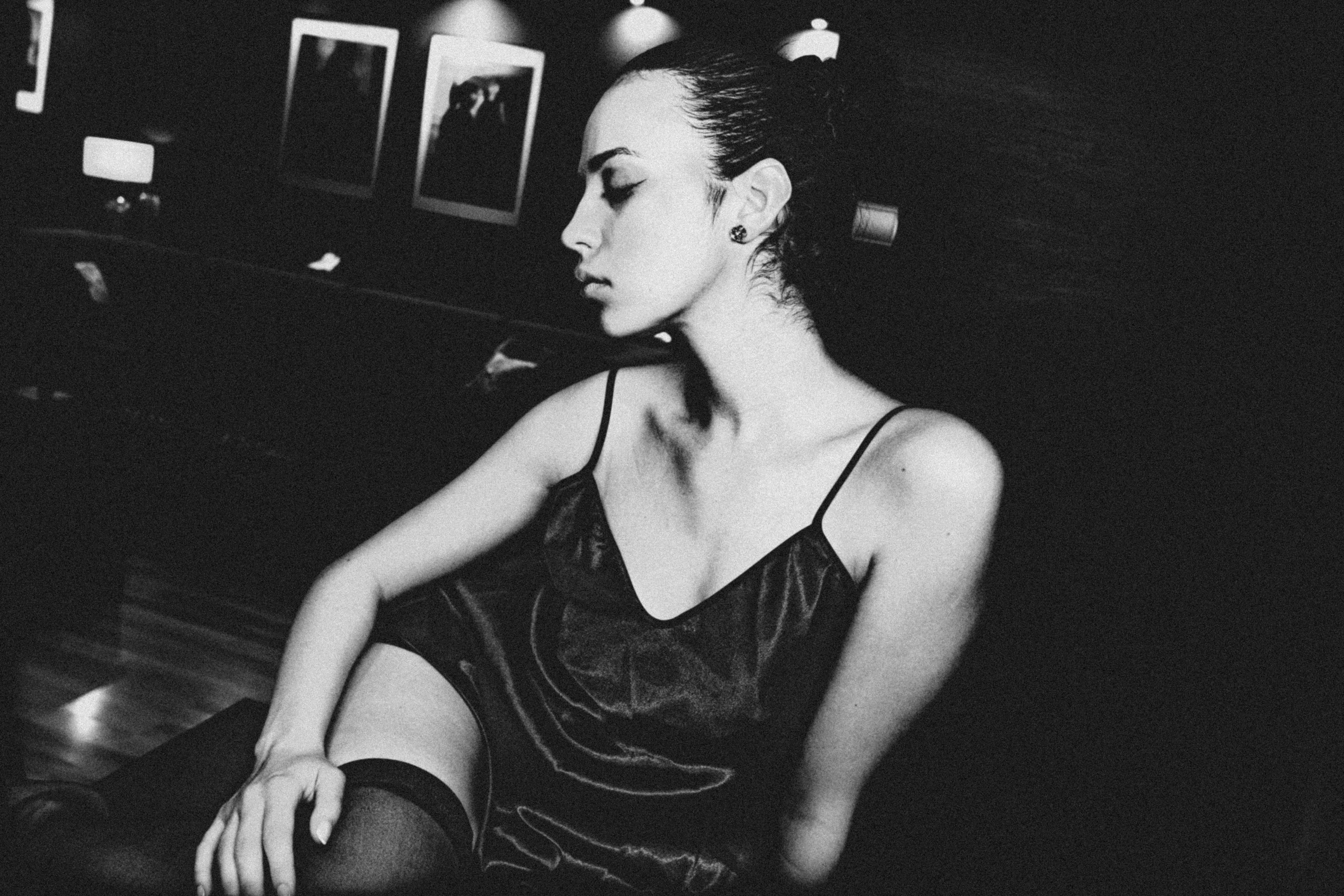 Eine Frau in einem Unterkleid und Strümpfen