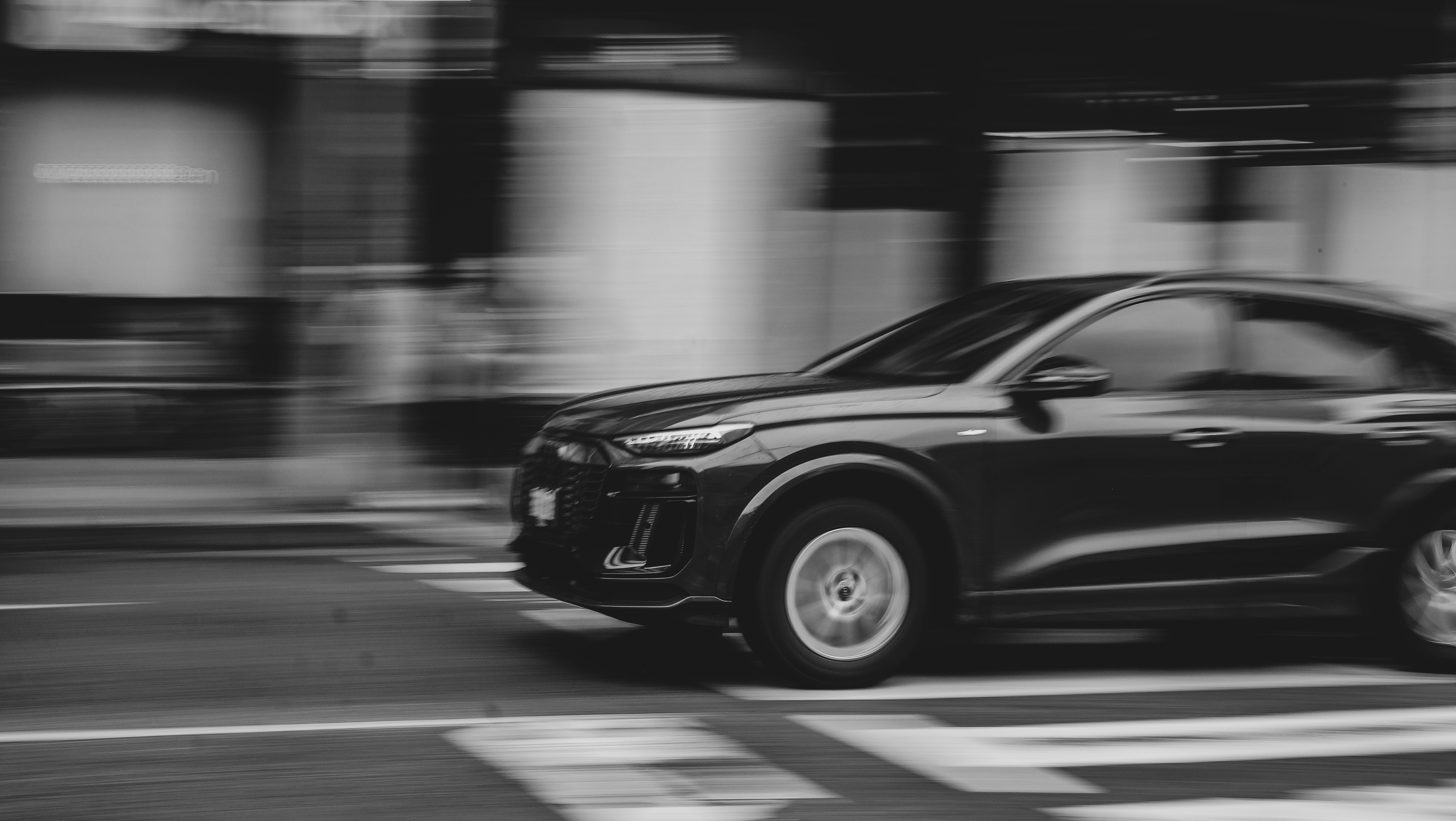 Coche eléctrico moderno en carretera representando los avances en materiales ligeros y grafeno para la movilidad eléctrica