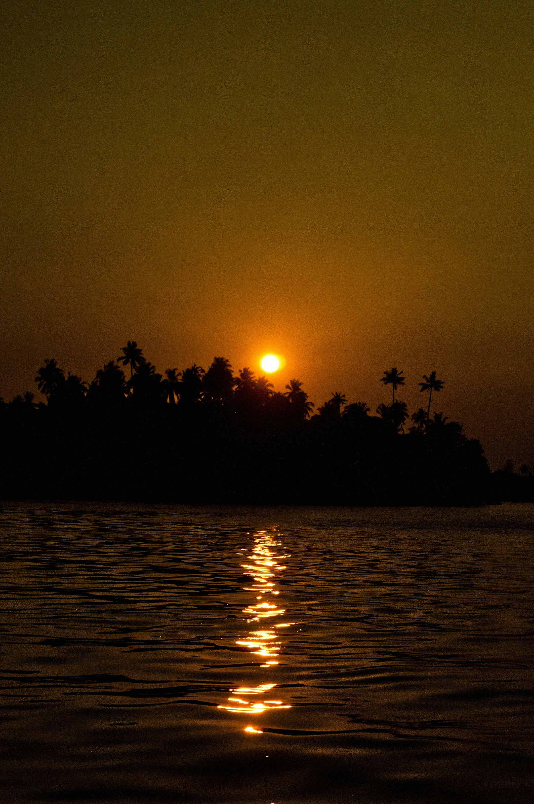 Coucher de soleil sur une île tropicale avec reflet sur l’eau