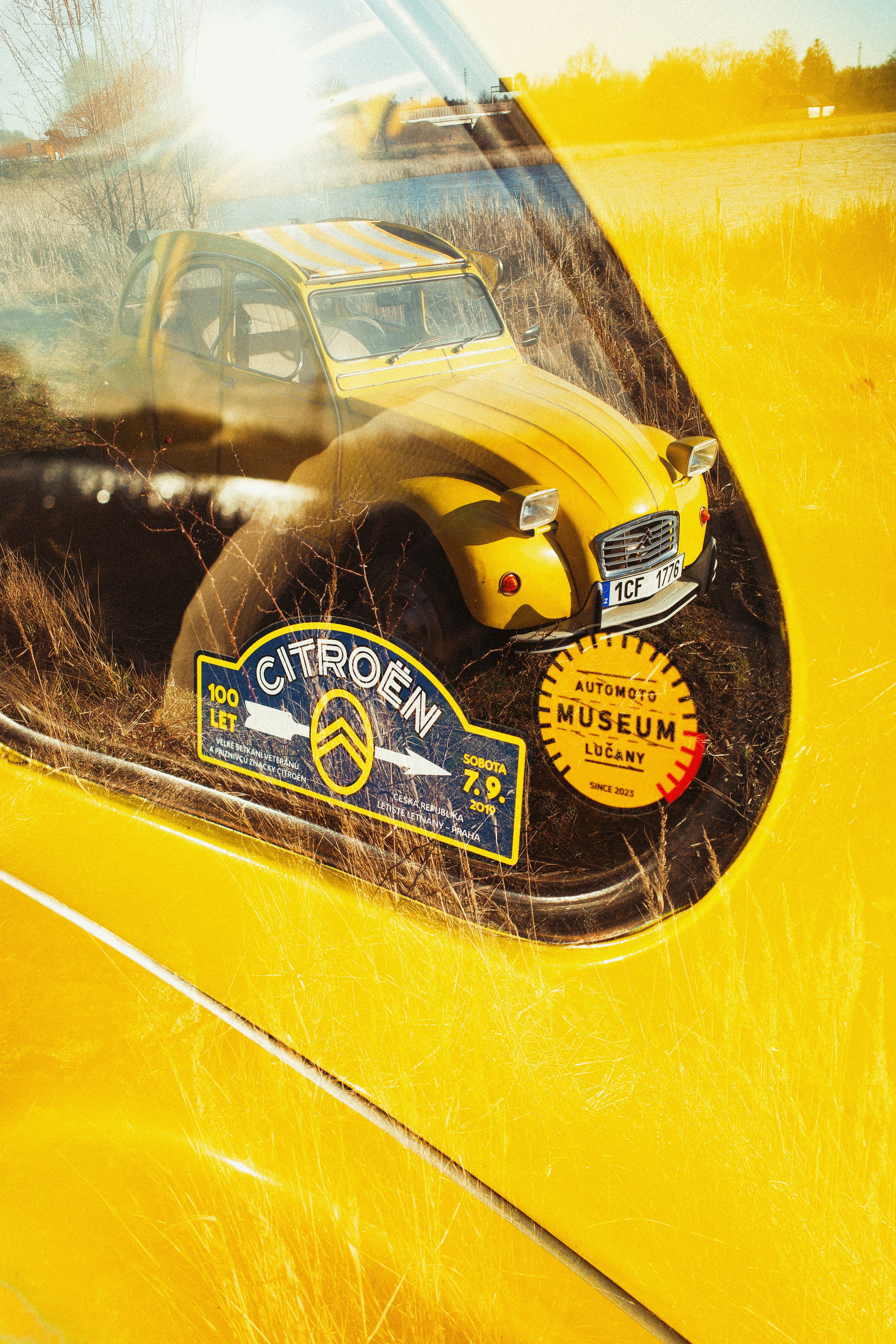 Citroen kuning 2cv dengan stiker museum