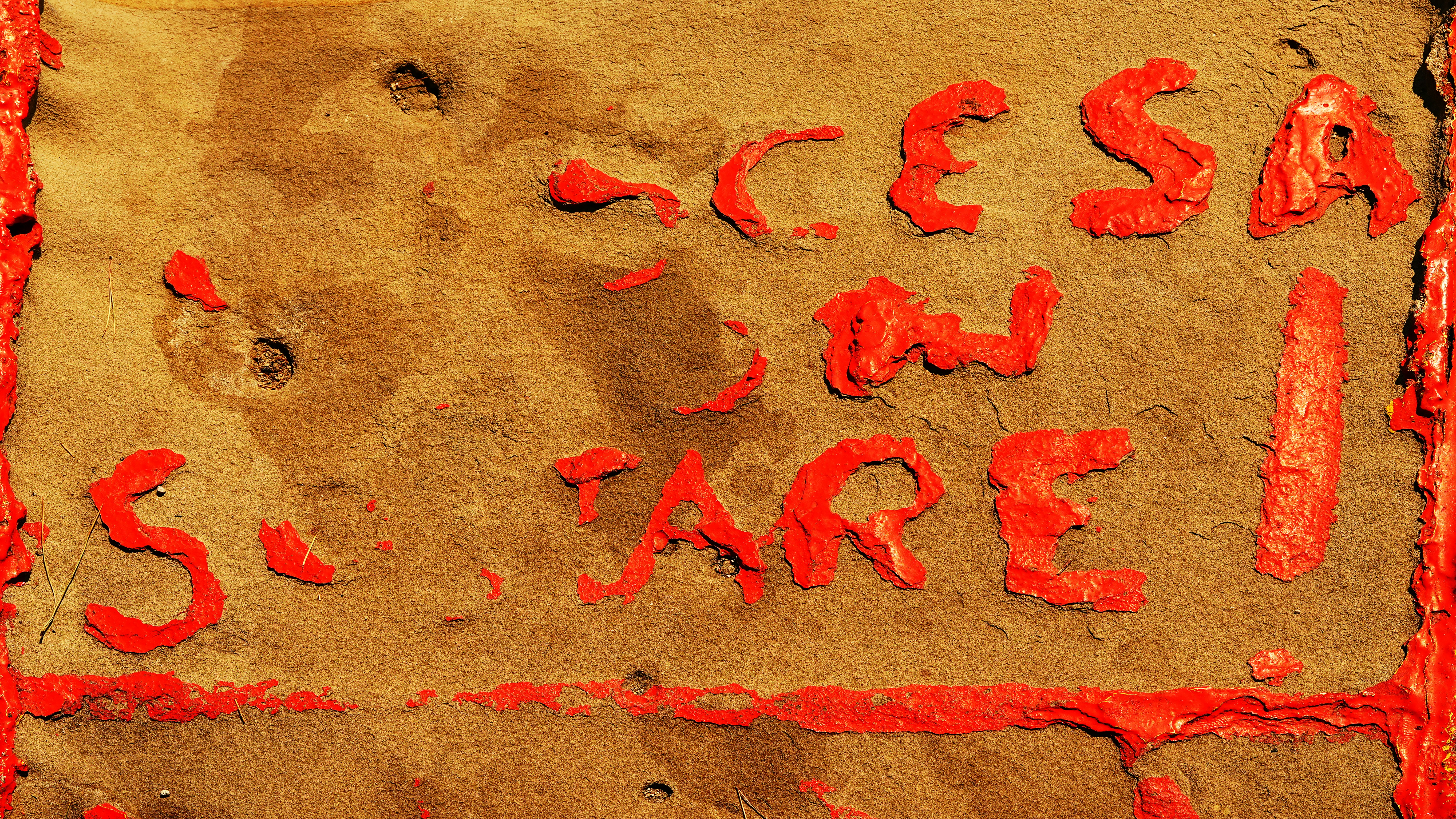 Lettres rouges sur surface texturée