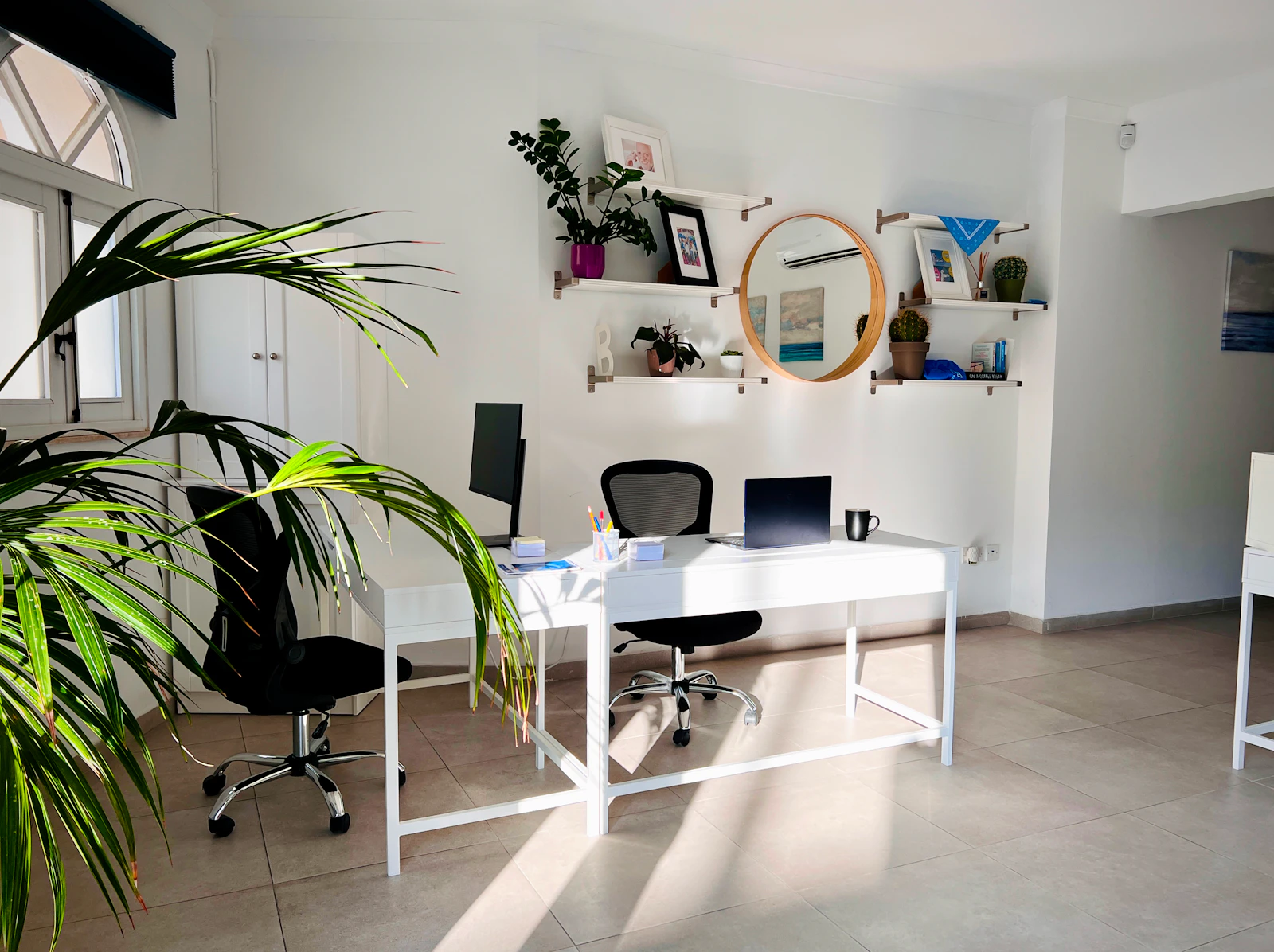 Équipe concentrée dans un bureau moderne et lumineux