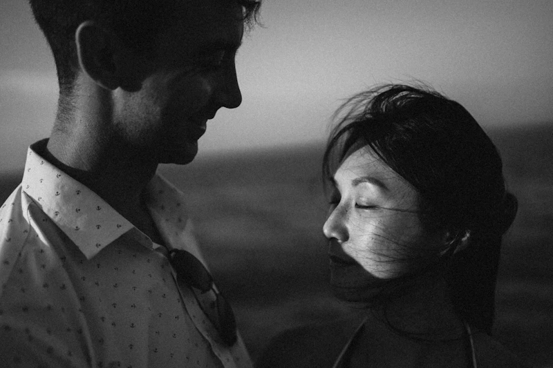 Sugar Paar blickt sich mit geschlossenen Augen an