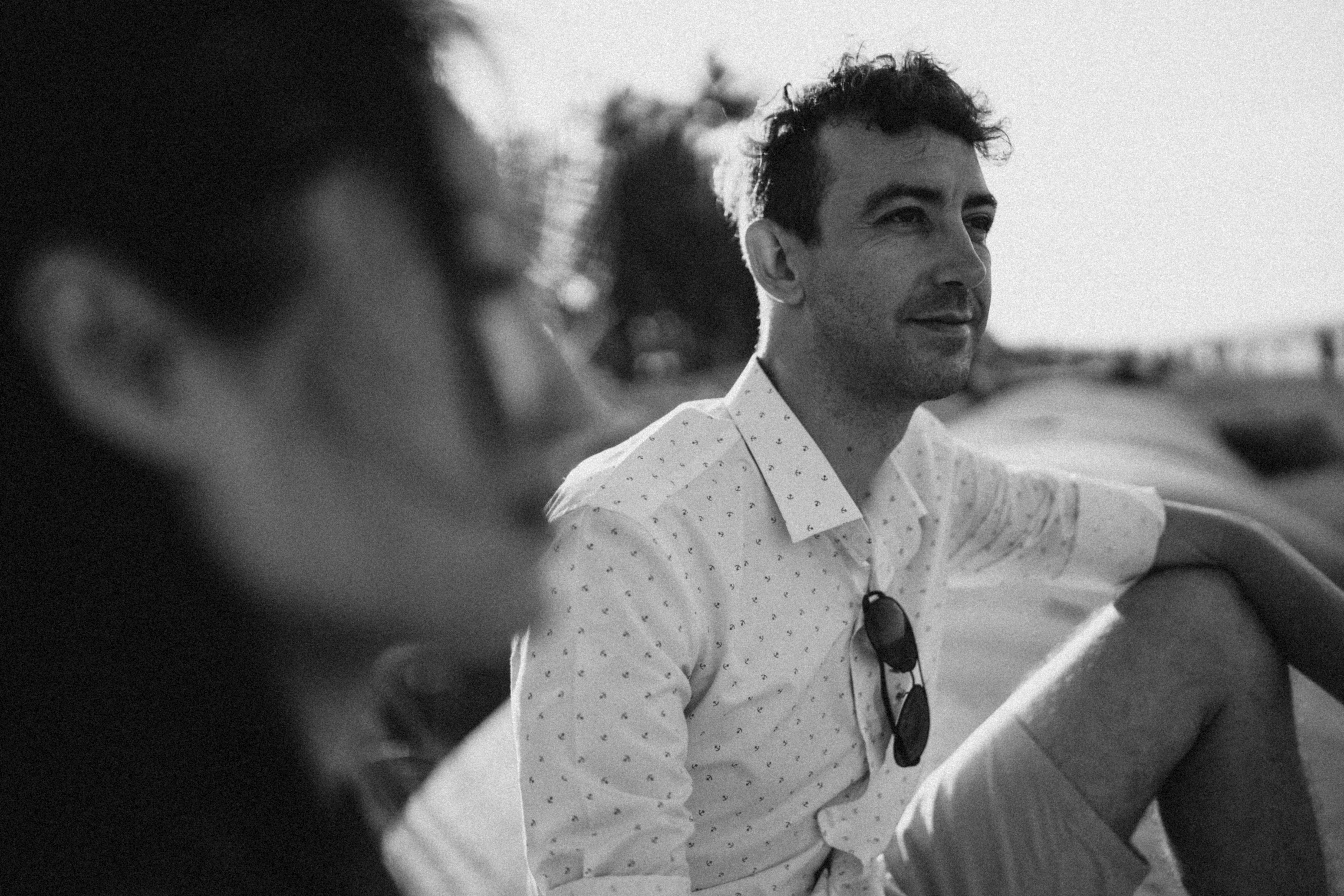 屋外で日光の下に座る男女