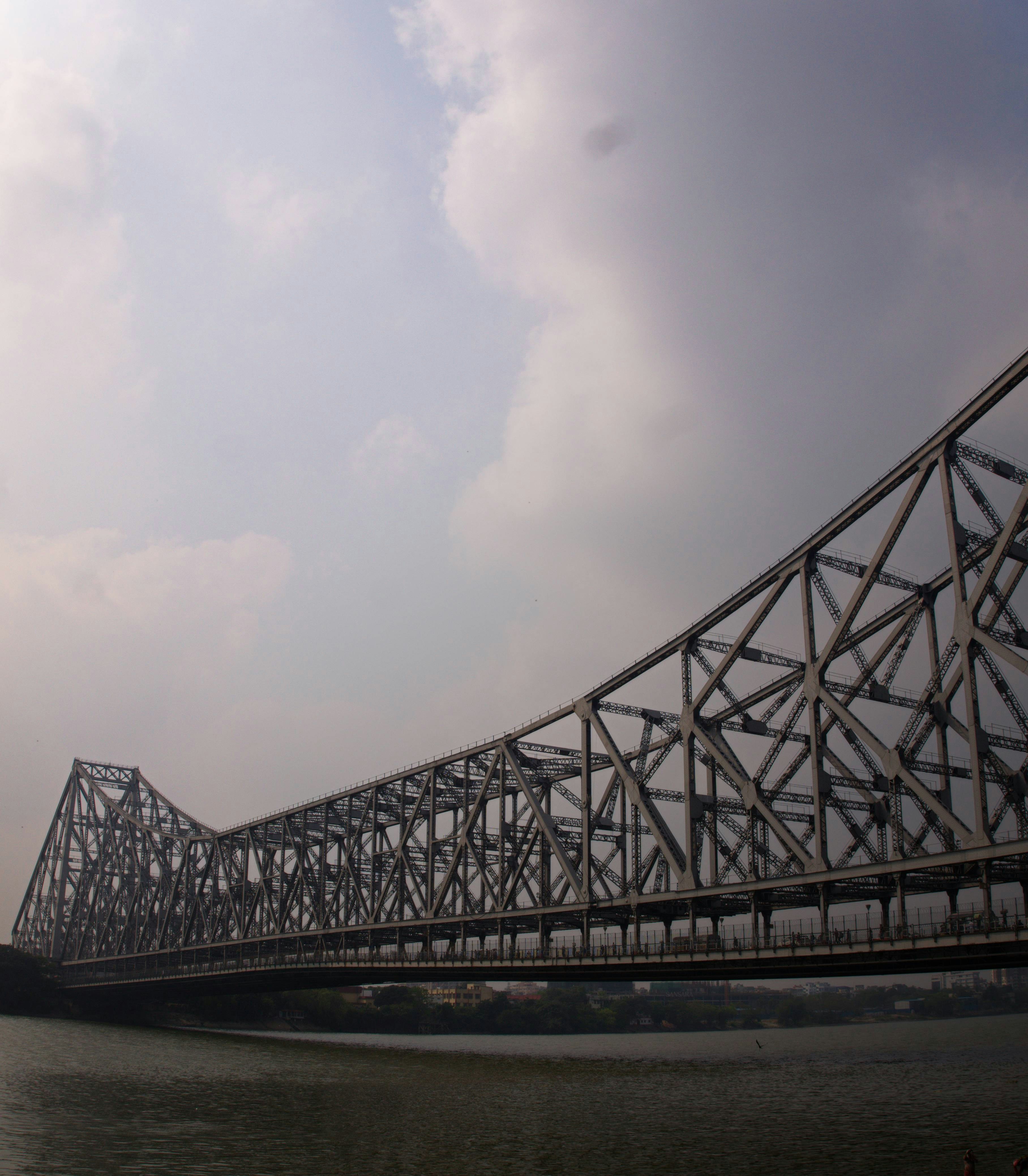 수역 위의 거대한 강철 다리