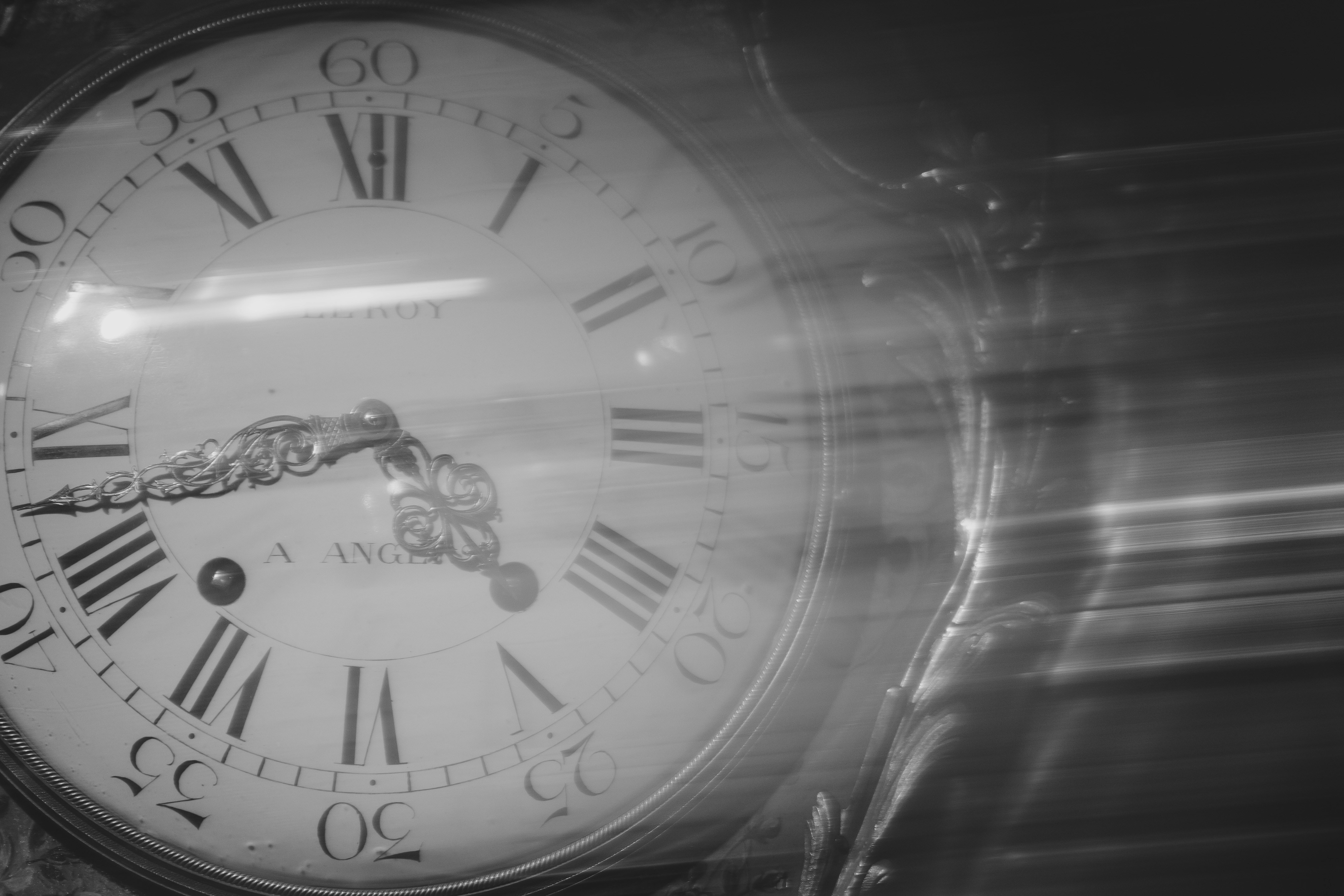 Gros plan d’un cadran d’horloge ancienne avec des chiffres romains