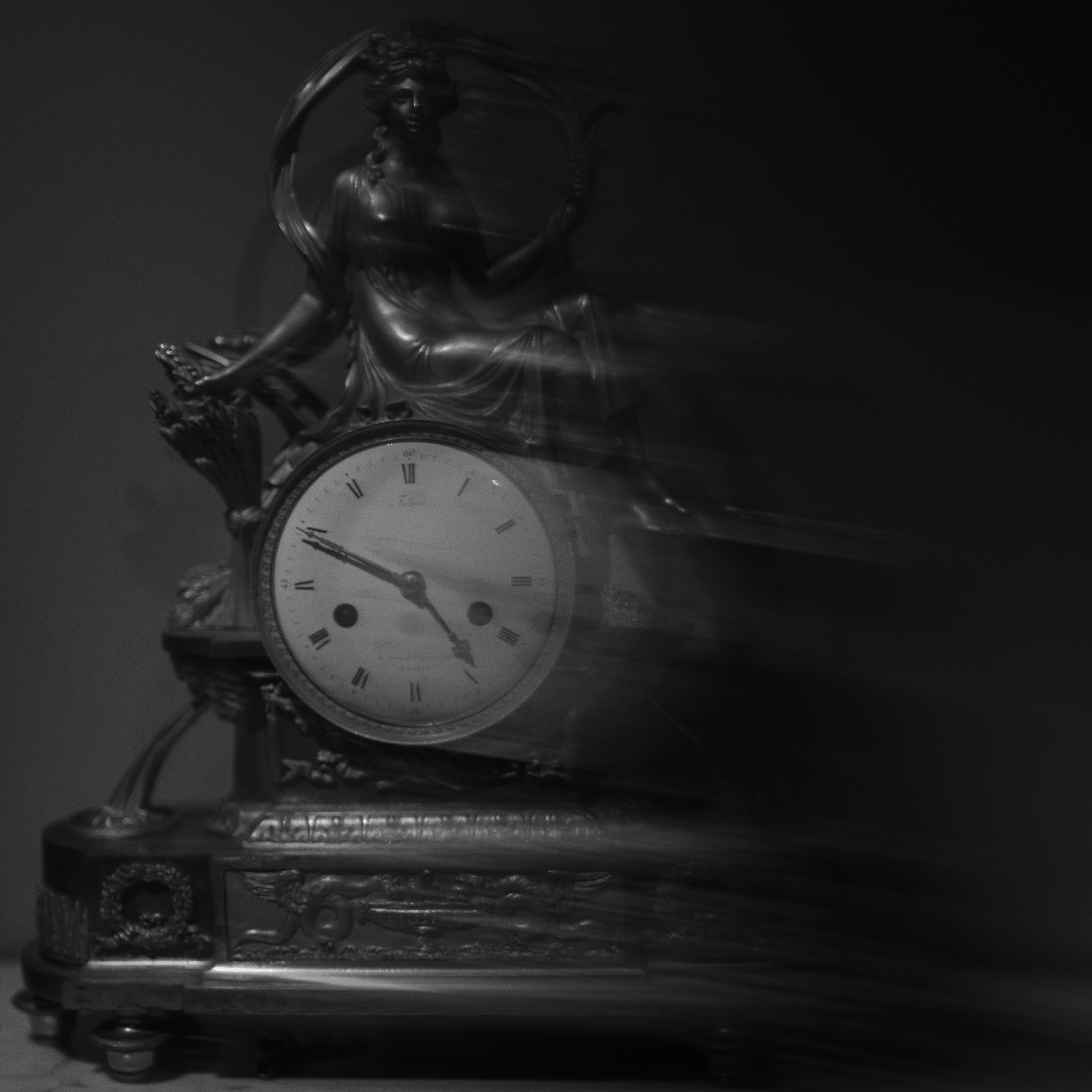 Horloge ancienne avec le temps qui s’efface dans l’obscurité