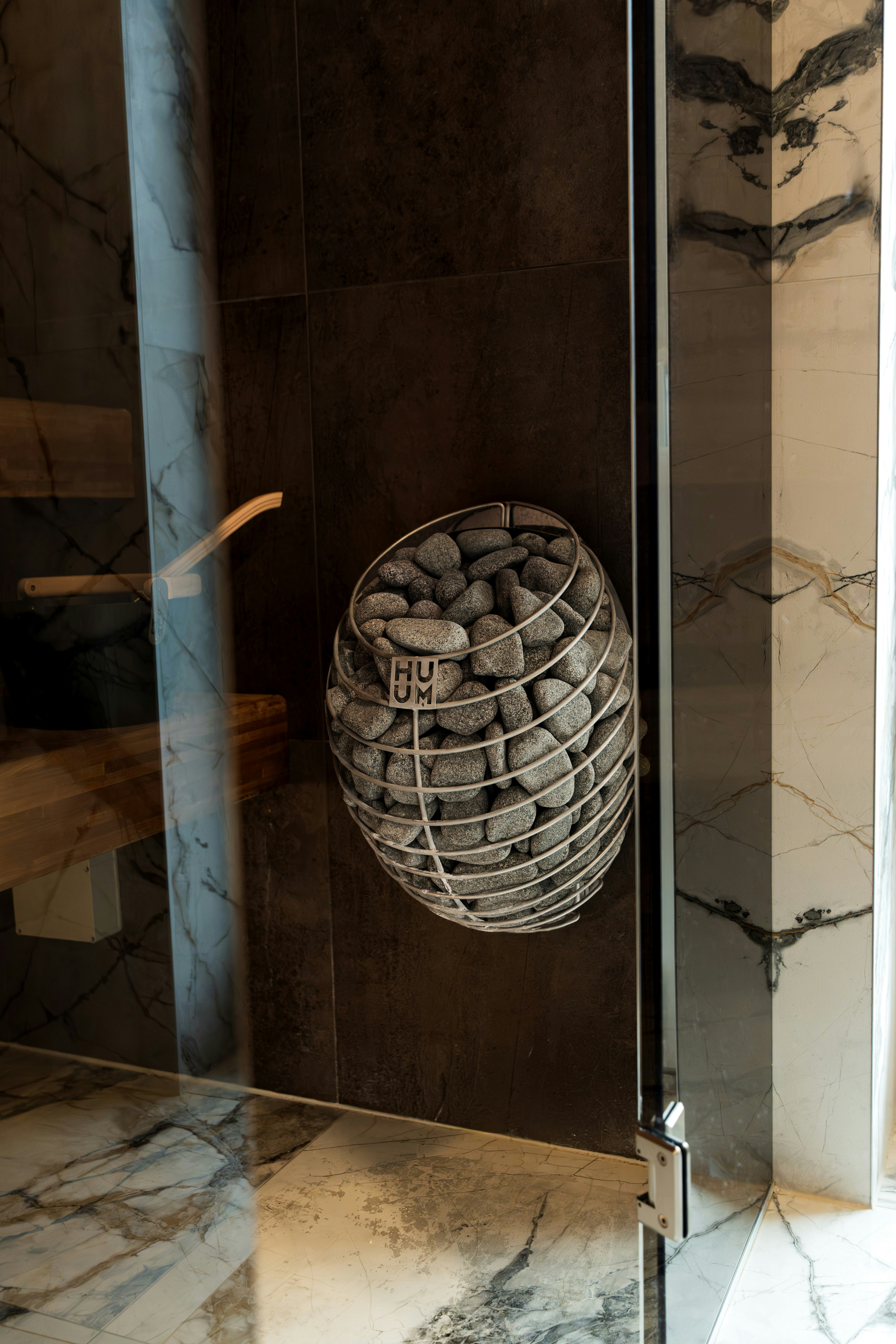 Pemanas sauna dengan batu di dalam spa modern