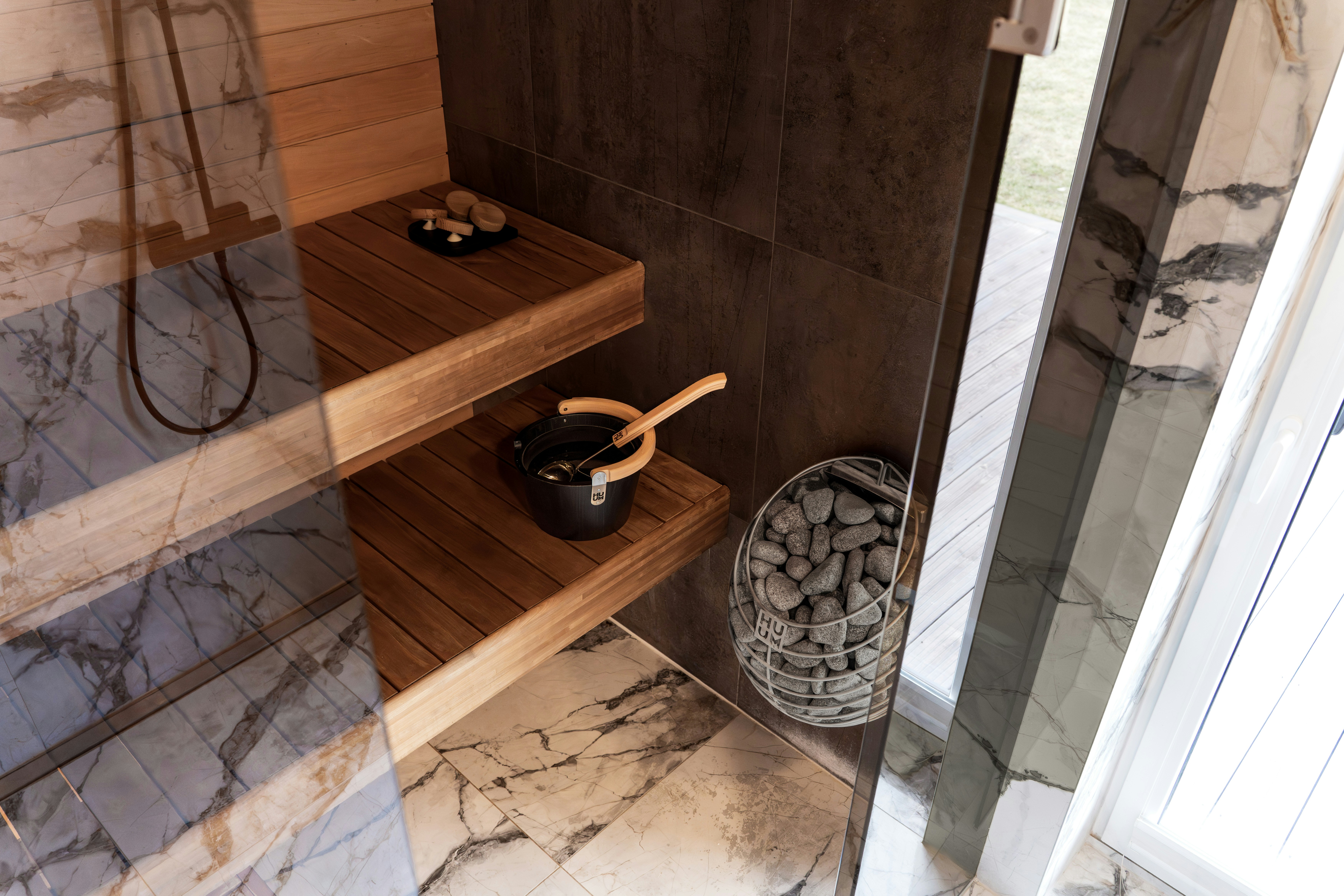 Bangku kayu dan batu sauna di sauna modern