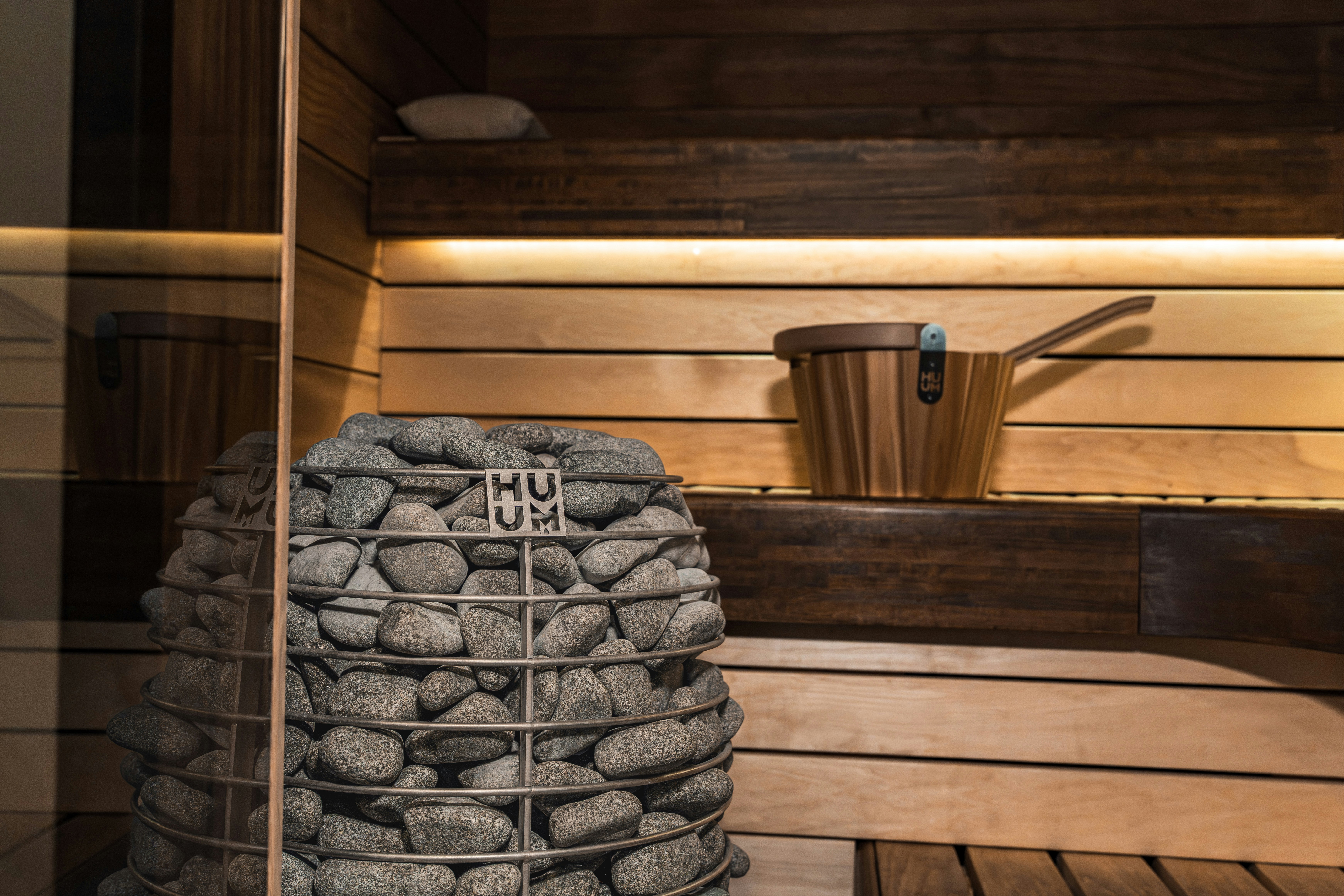 Pemanas sauna dengan batu dan ember kayu