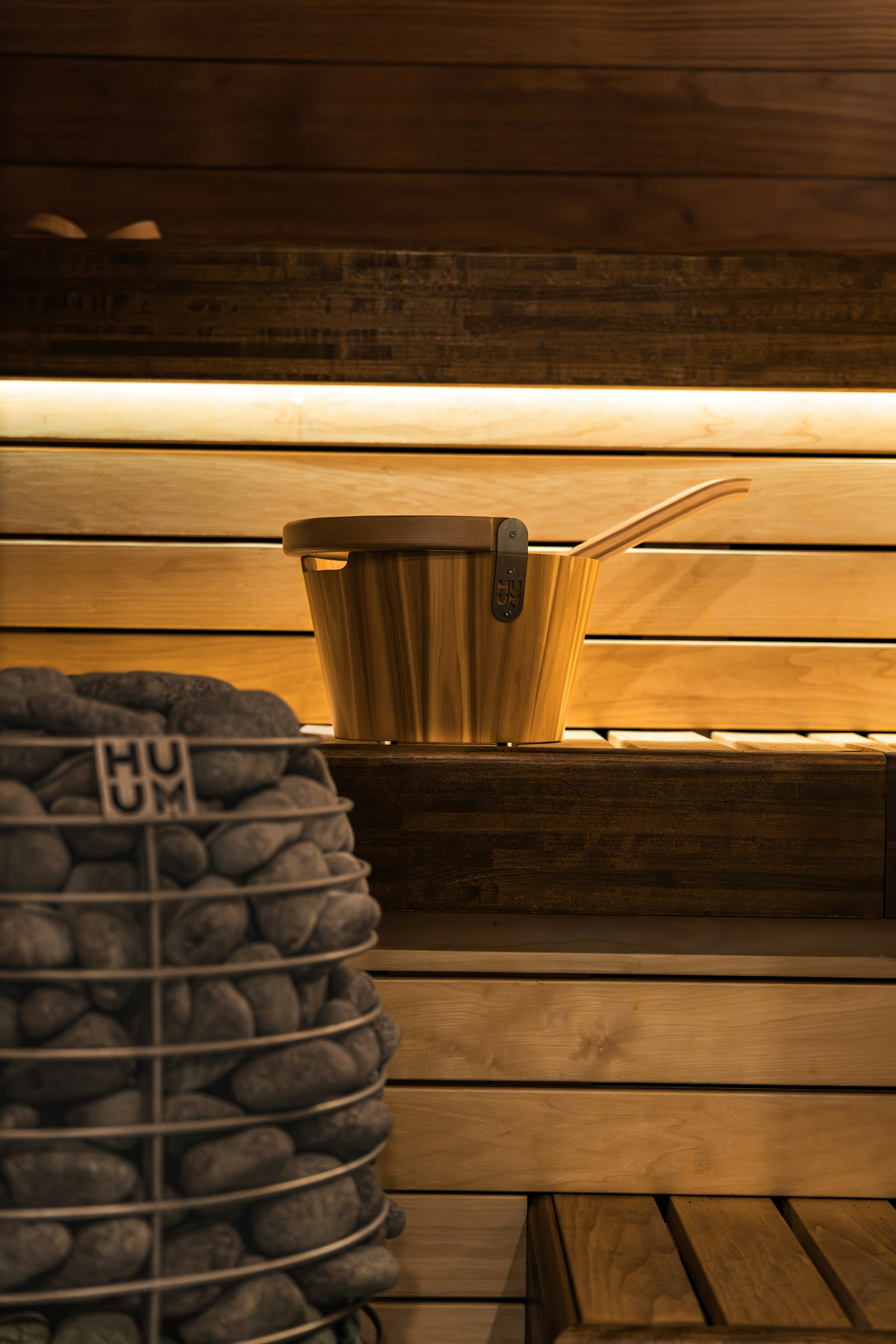 Interior sauna dengan pemanas, ember, dan sendok