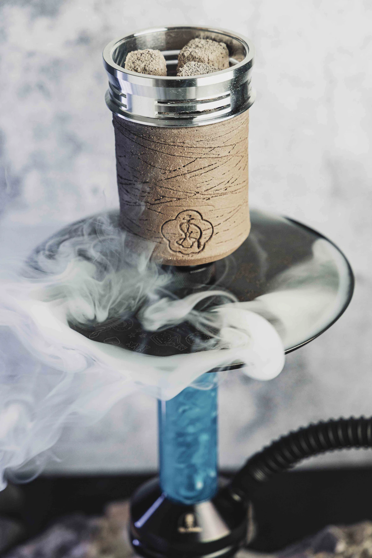 Nahaufnahme eines Shisha-Kopfes mit Kohle und aufsteigendem Rauch