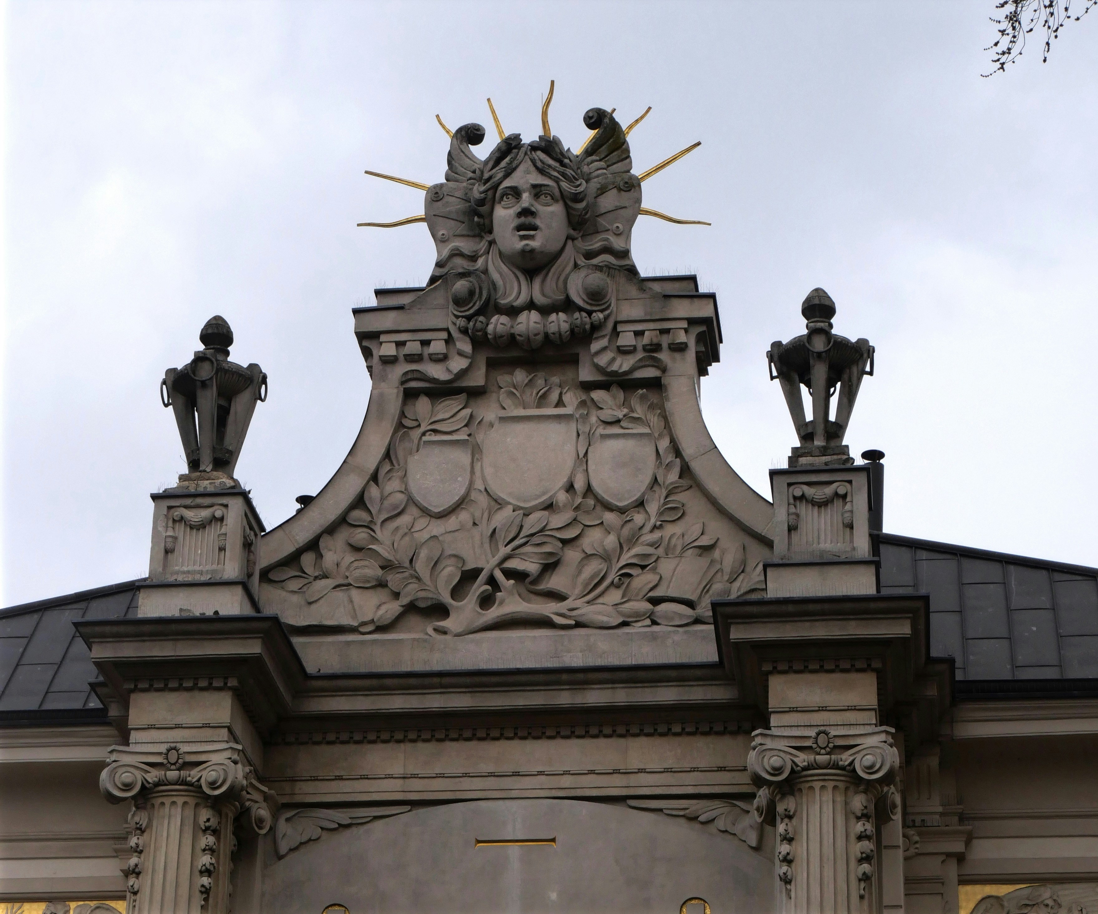 Facciata architettonica ornata con intagli in pietra e sculture.