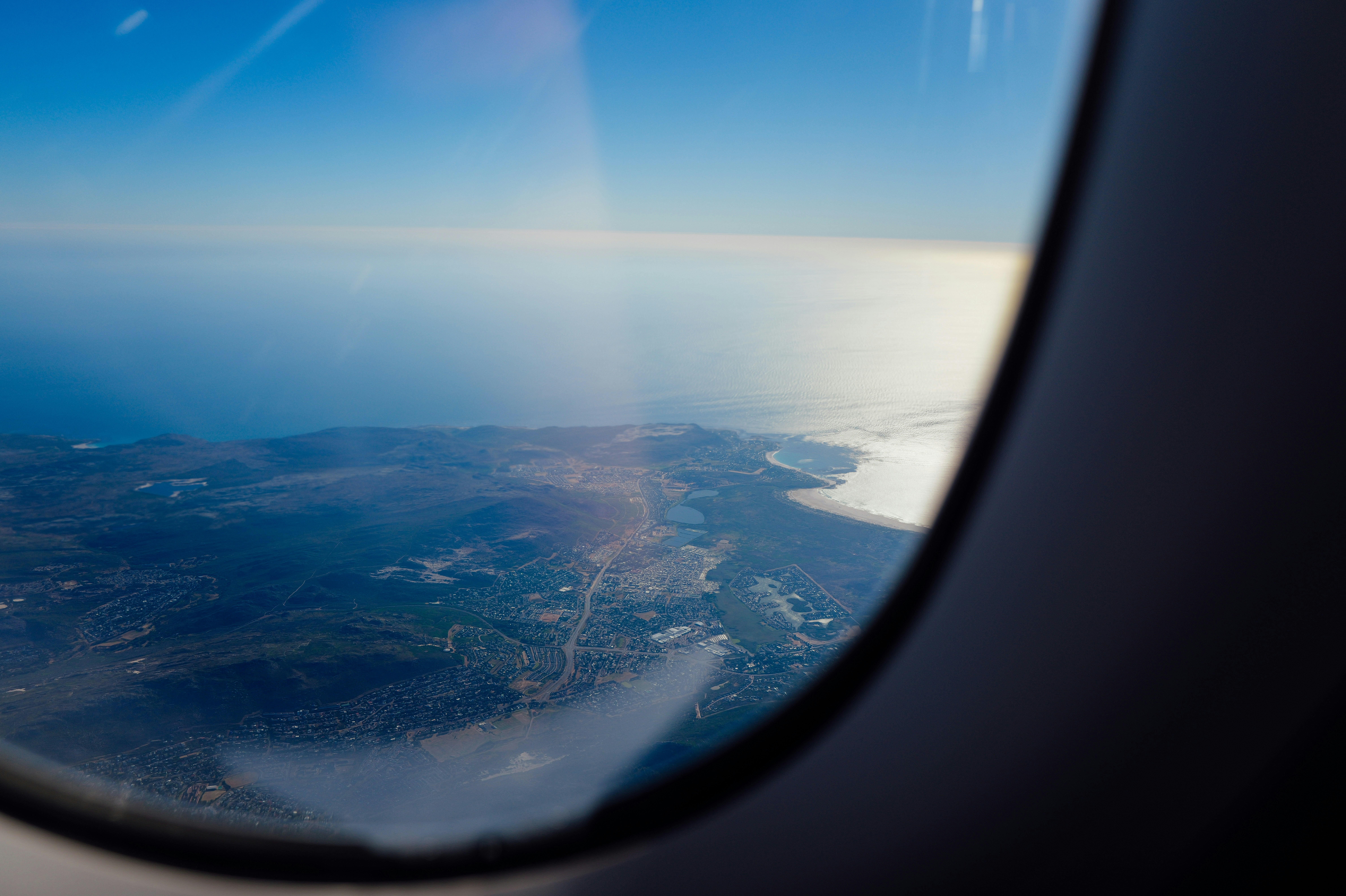 Vista de la costa y el océano desde la ventana del avión