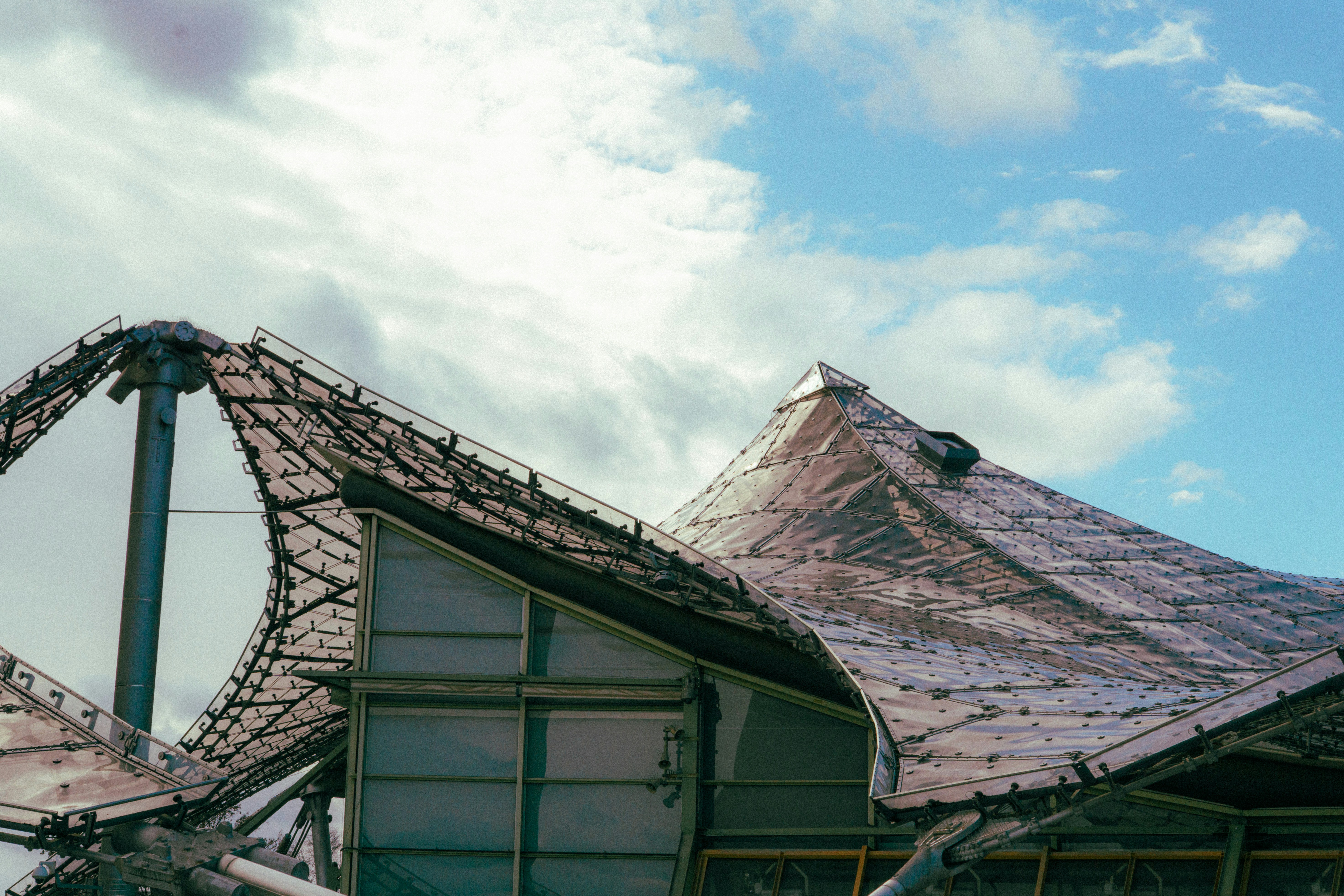 Arquitetura moderna contra um céu nublado.