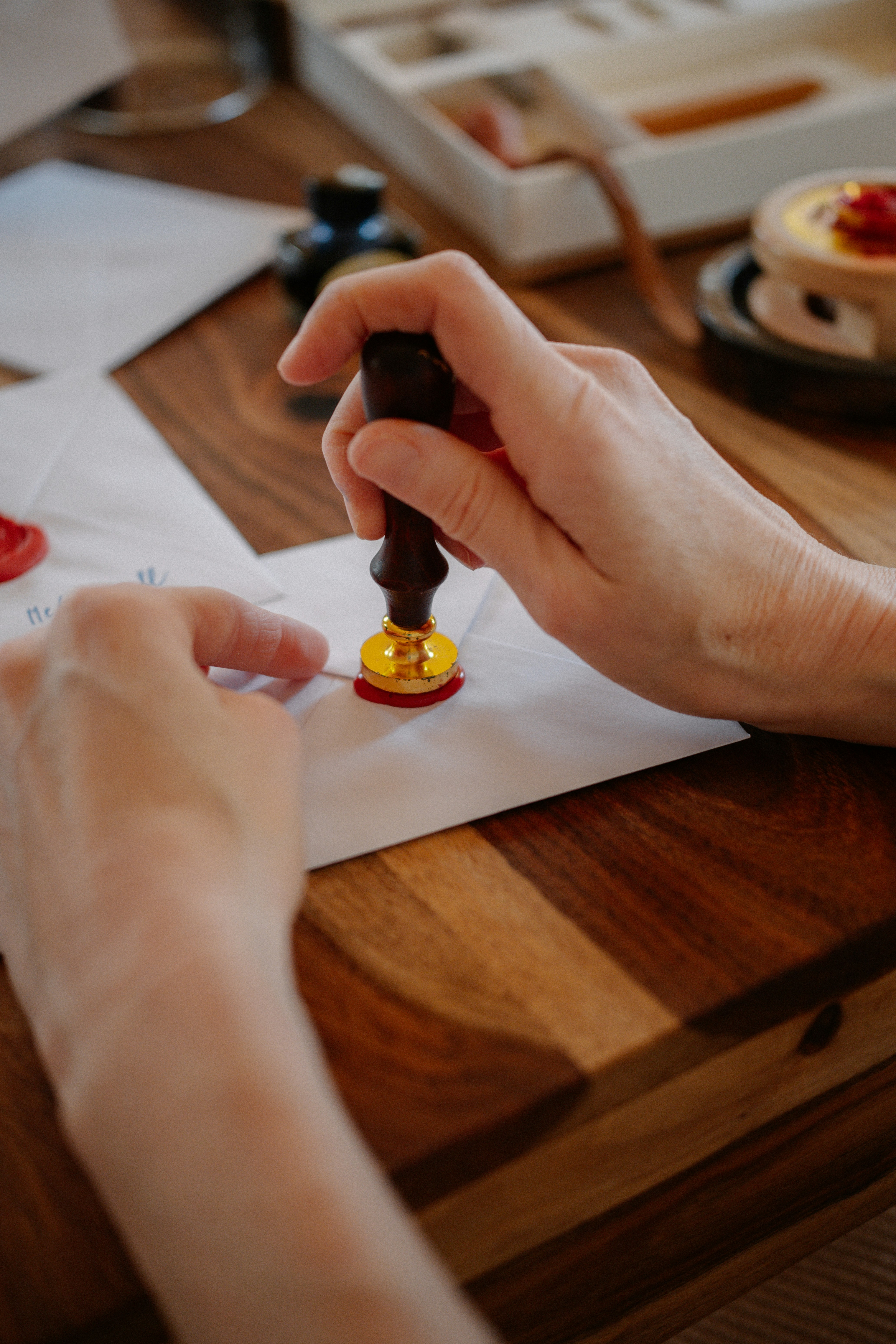 封筒を封筒にワックススタンプで封印する手