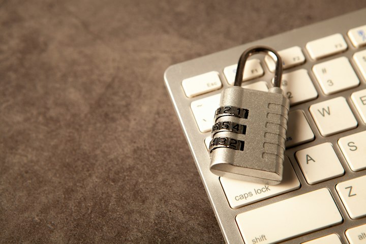 Cadenas à combinaison posé sur un clavier d'ordinateur : protéger les données clients du cabinet