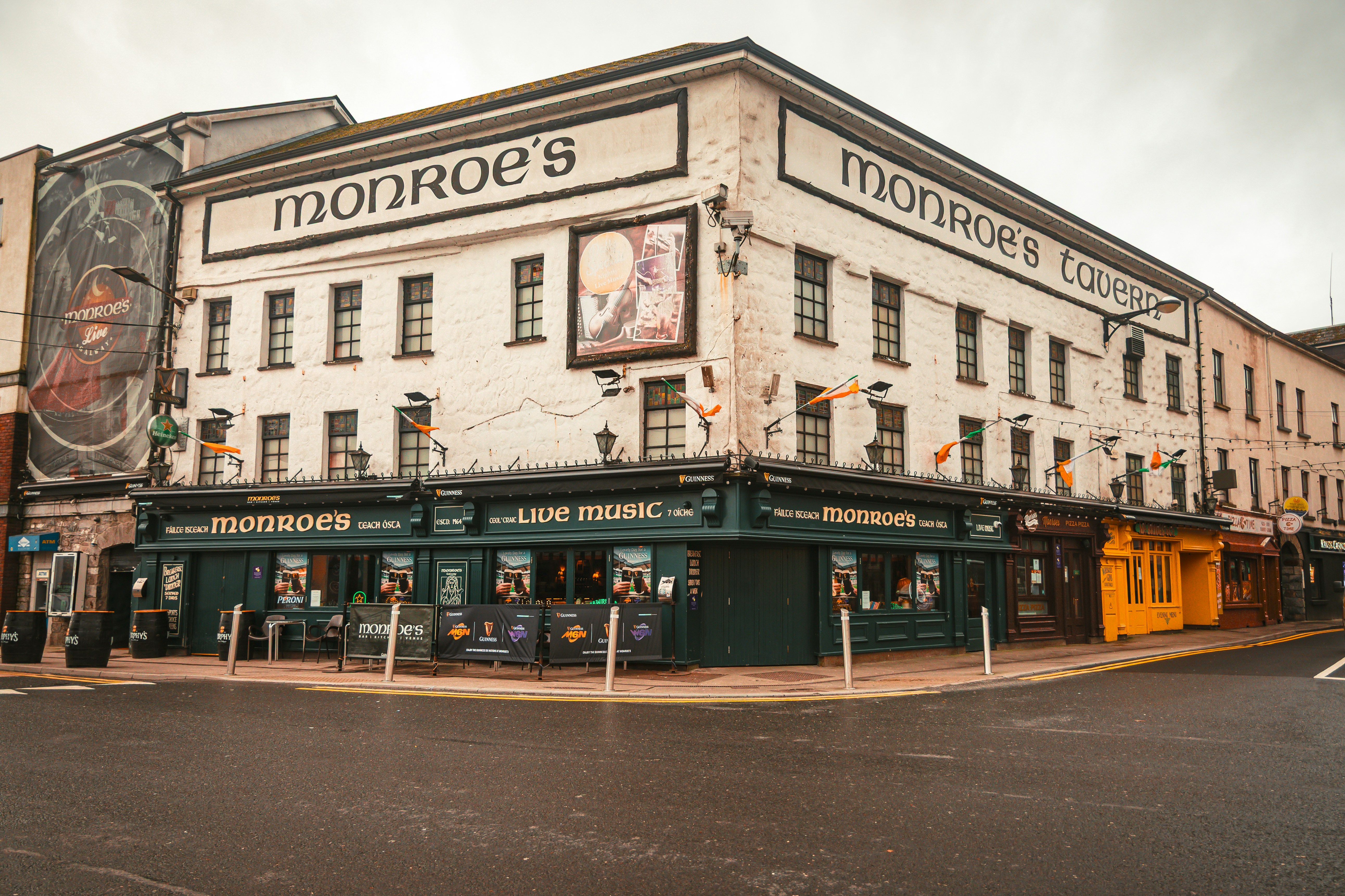 Monroes Gebäude an einer Straßenecke