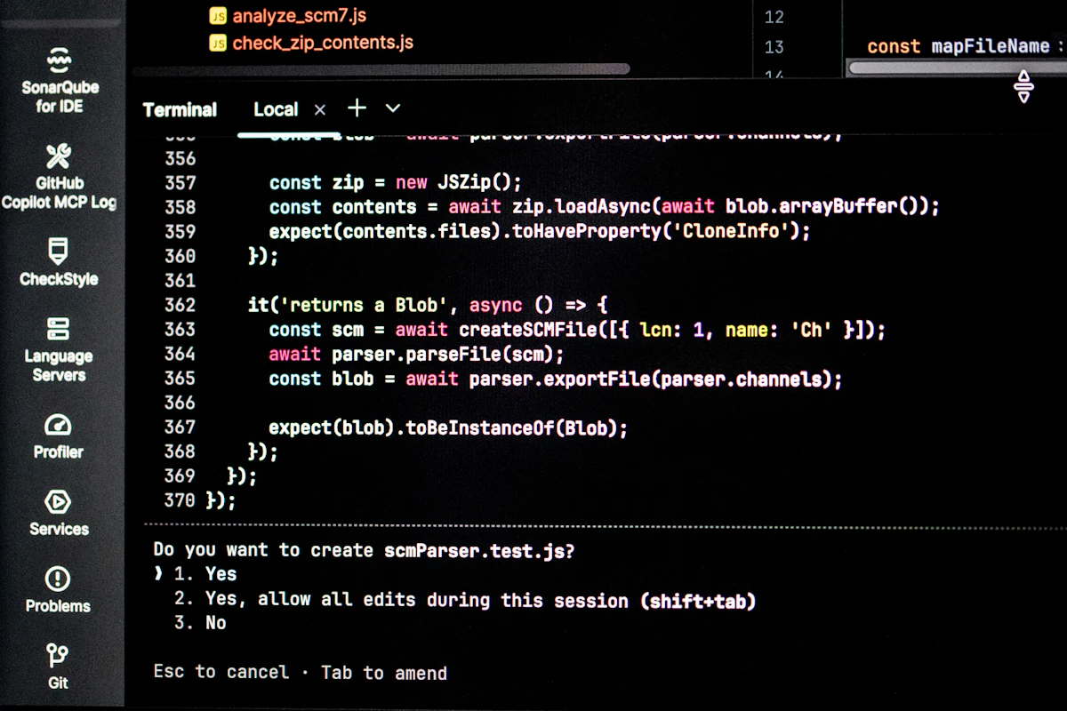 Terminal mostrando el comando de actualización 'snap refresh juju', paso clave para aplicar el parche.